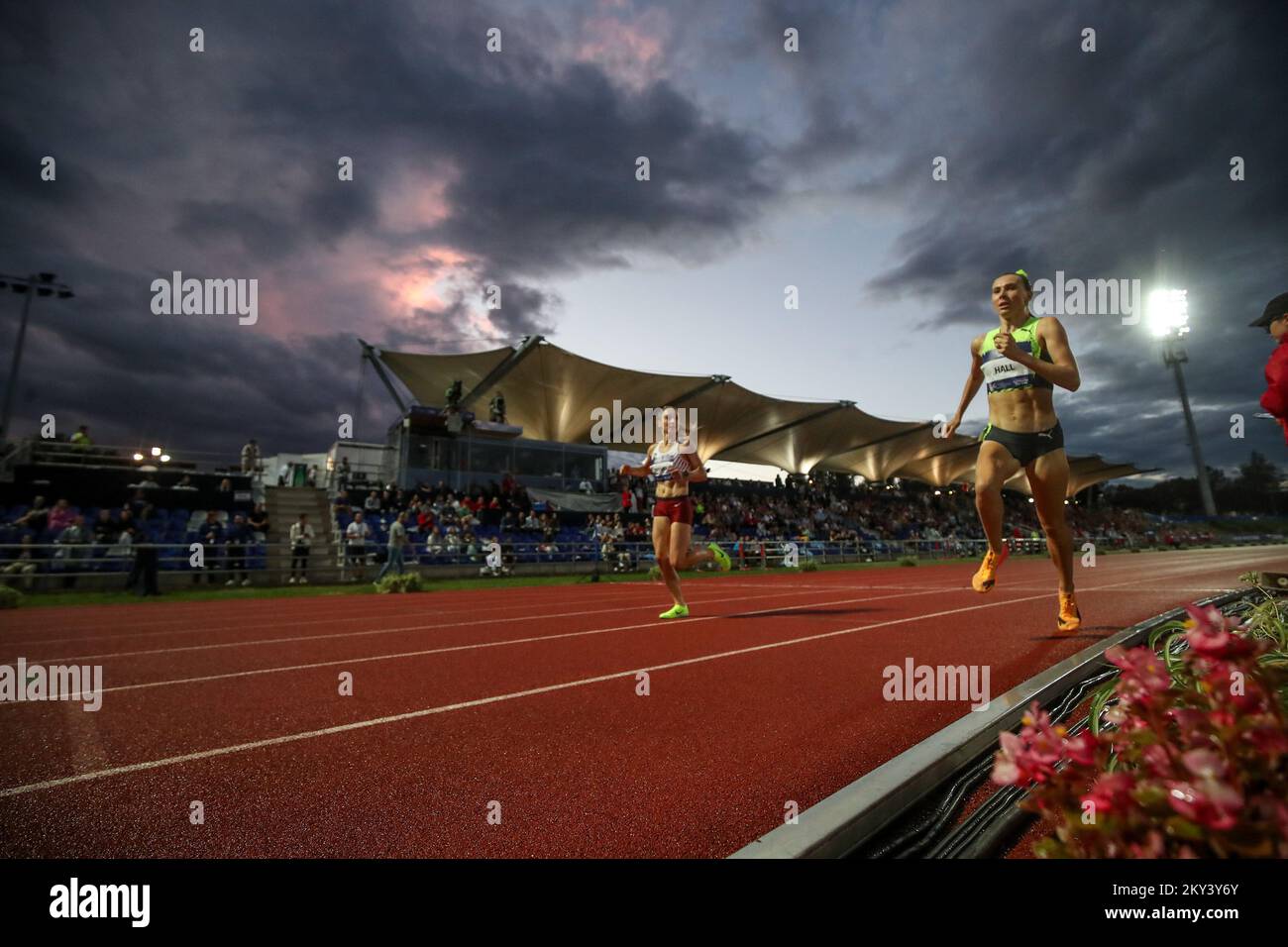 ZAGABRIA, CROAZIA - 11 SETTEMBRE: Linden Hall of Australia compete in One Mile Woman durante il World Athletics Continental Tour Gold 2022 - 72nd Boris Hanzekovic Memorial allo stadio Mladost il 11 settembre 2022 a Zagabria, Croazia. Foto di Slavko Midzor/Pixsell Foto Stock