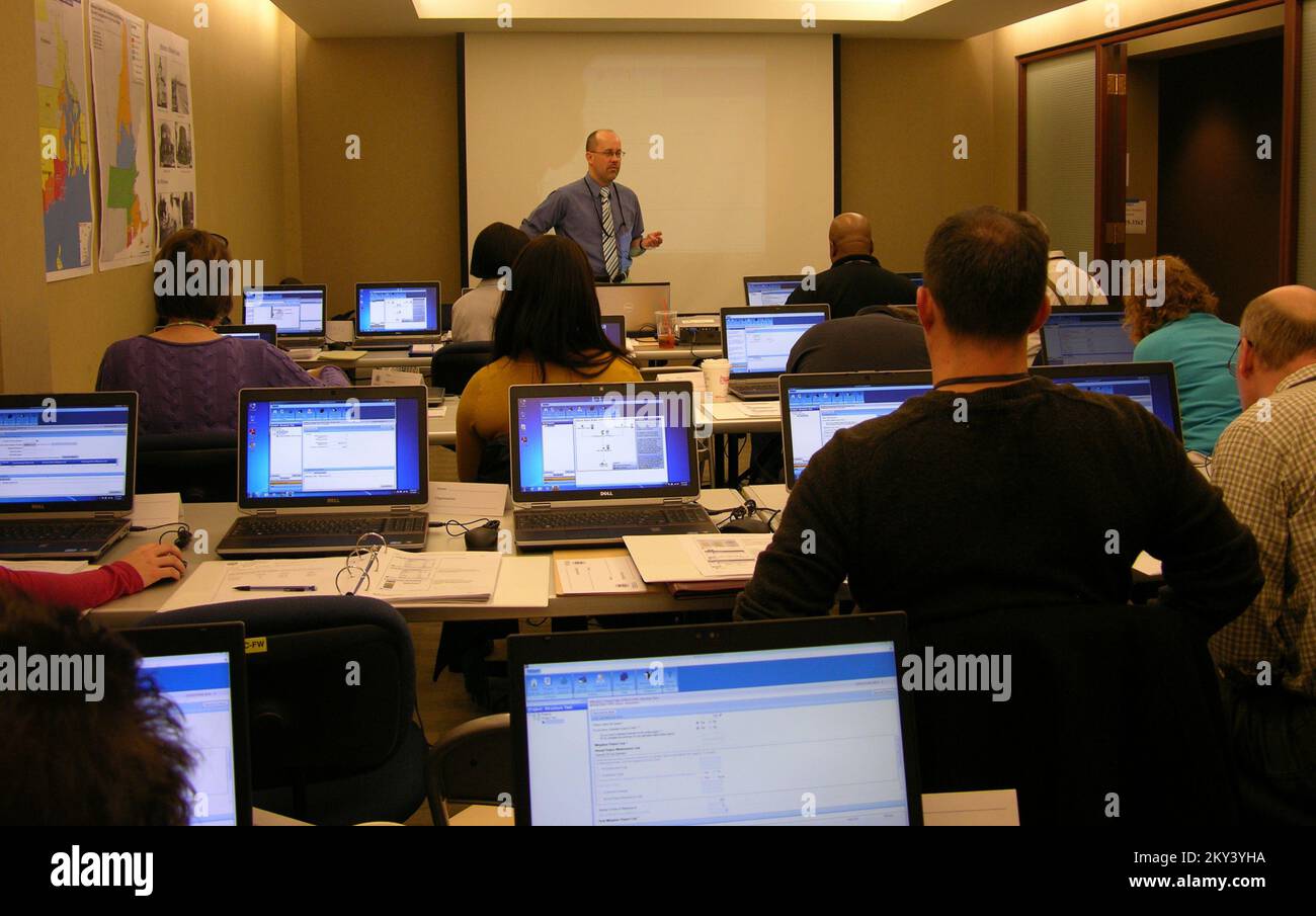 Warwick, R.I., 7 gennaio 2013 rappresentanti dello stato del Rhode Island e delle agenzie governative locali hanno partecipato al seminario di due giorni presso il Warwick, Rhode Island, Joint Field Office il 7-8 gennaio 2013. Il seminario sull'analisi dei costi dei benefici ha fornito una formazione sull'uso del software FEMA per completare le richieste di sussidi FEMA per la riduzione dei rischi. Queste sovvenzioni concorrenziali sono finanziate dalla FEMA e assegnate dallo Stato per finanziare progetti che prevengono i danni causati da disastri futuri come l'uragano Sandy. Fotografie relative a disastri e programmi, attività e funzionari di gestione delle emergenze Foto Stock