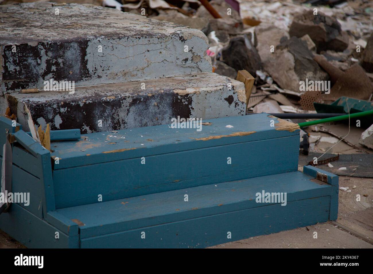 Staten Island, N.Y., 9 gennaio 2013 passi che portano a una casa distrutta di un sopravvissuto al disastro su Kissam Ave. Su Staten Island dopo l'assalto dell'uragano Sandy il 29 ottobre 2012. La FEMA assiste i sopravvissuti alle catastrofi (ad es. Alloggi temporanei, assistenza individuale, assistenza pubblica) a seguito di eventi catastrofici come l'uragano Sandy in concomitanza con gli sforzi dei governi statali e locali. L'uragano Sandy di New York. Fotografie relative a disastri e programmi, attività e funzionari di gestione delle emergenze Foto Stock