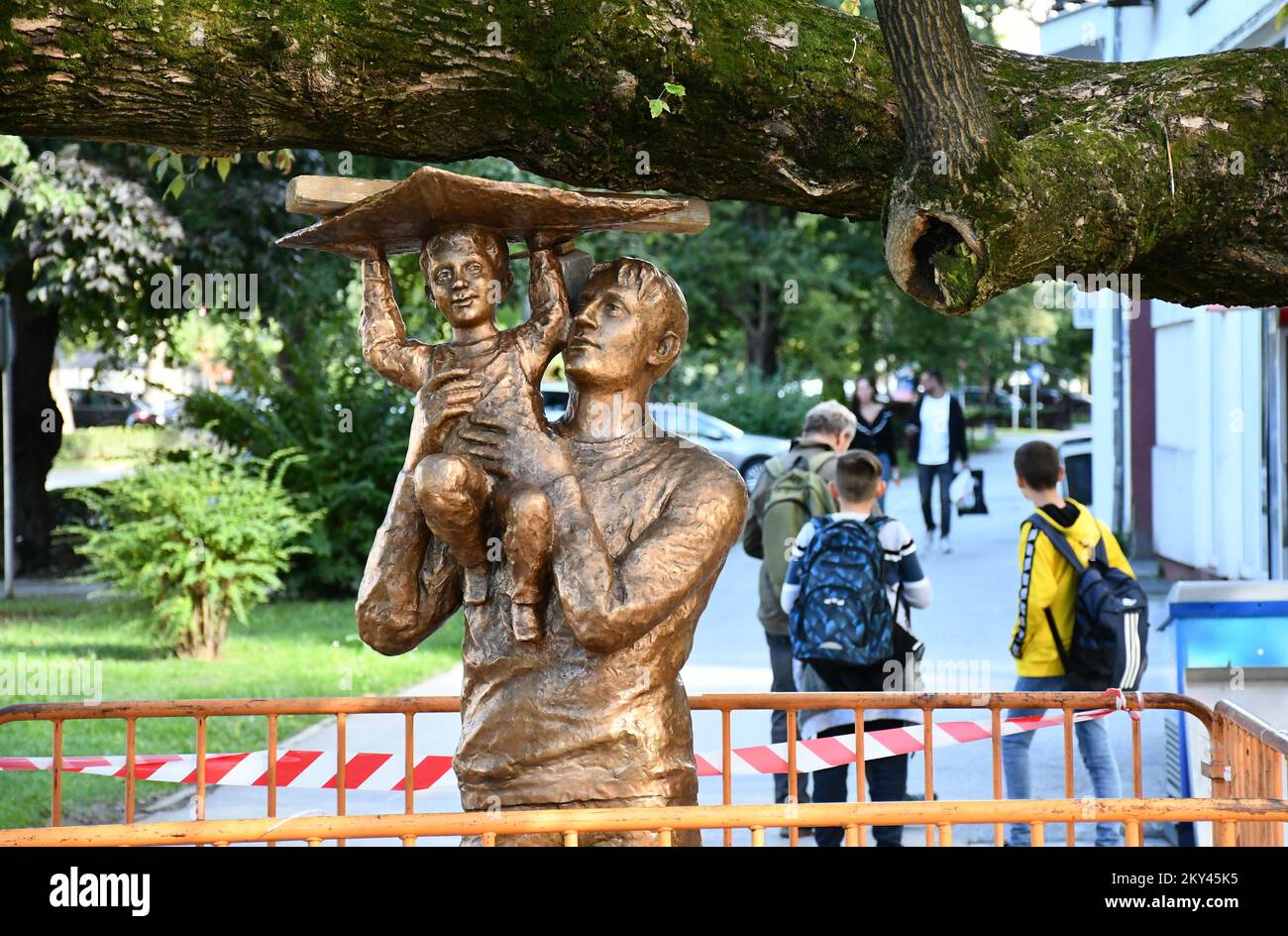 In via Petar Kresimir IV, è stata posta una scultura insolita, che sembra sostenere un ramo spesso di un vecchio albero. La scultura chiamata Padre e Figlio è opera dello scultore accademico Tomislav Krsnjavi, la sua costruzione e installazione in quel luogo è stata finanziata dalla città di Slavonski Brod., a Slavonski Brod, Croazia, il 20 settembre. Foto: Ivica Galovic/PIXSELL Foto Stock