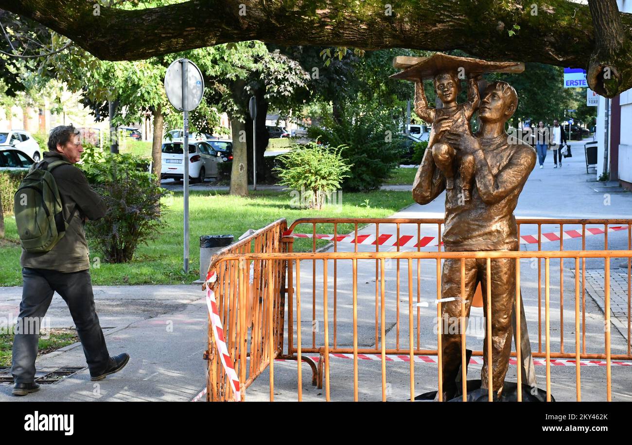 In via Petar Kresimir IV, è stata posta una scultura insolita, che sembra sostenere un ramo spesso di un vecchio albero. La scultura chiamata Padre e Figlio è opera dello scultore accademico Tomislav Krsnjavi, la sua costruzione e installazione in quel luogo è stata finanziata dalla città di Slavonski Brod, in Slavonski Brod, Croazia, il 20 settembre. Foto: Ivica Galovic/PIXSELL Foto Stock