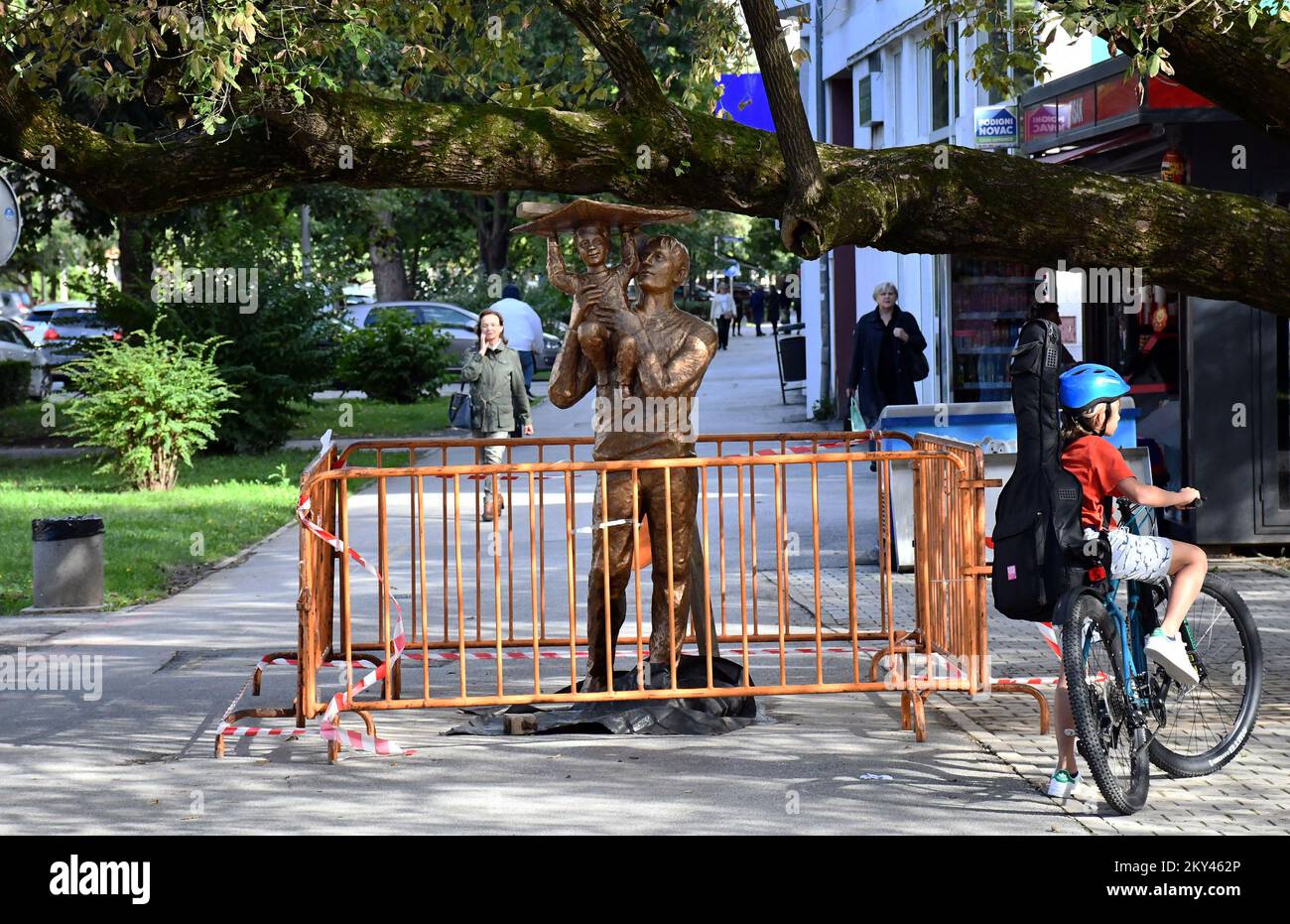 In via Petar Kresimir IV, è stata posta una scultura insolita, che sembra sostenere un ramo spesso di un vecchio albero. La scultura chiamata Padre e Figlio è opera dello scultore accademico Tomislav Krsnjavi, la sua costruzione e installazione in quel luogo è stata finanziata dalla città di Slavonski Brod, in Slavonski Brod, Croazia, il 20 settembre. Foto: Ivica Galovic/PIXSELL Foto Stock