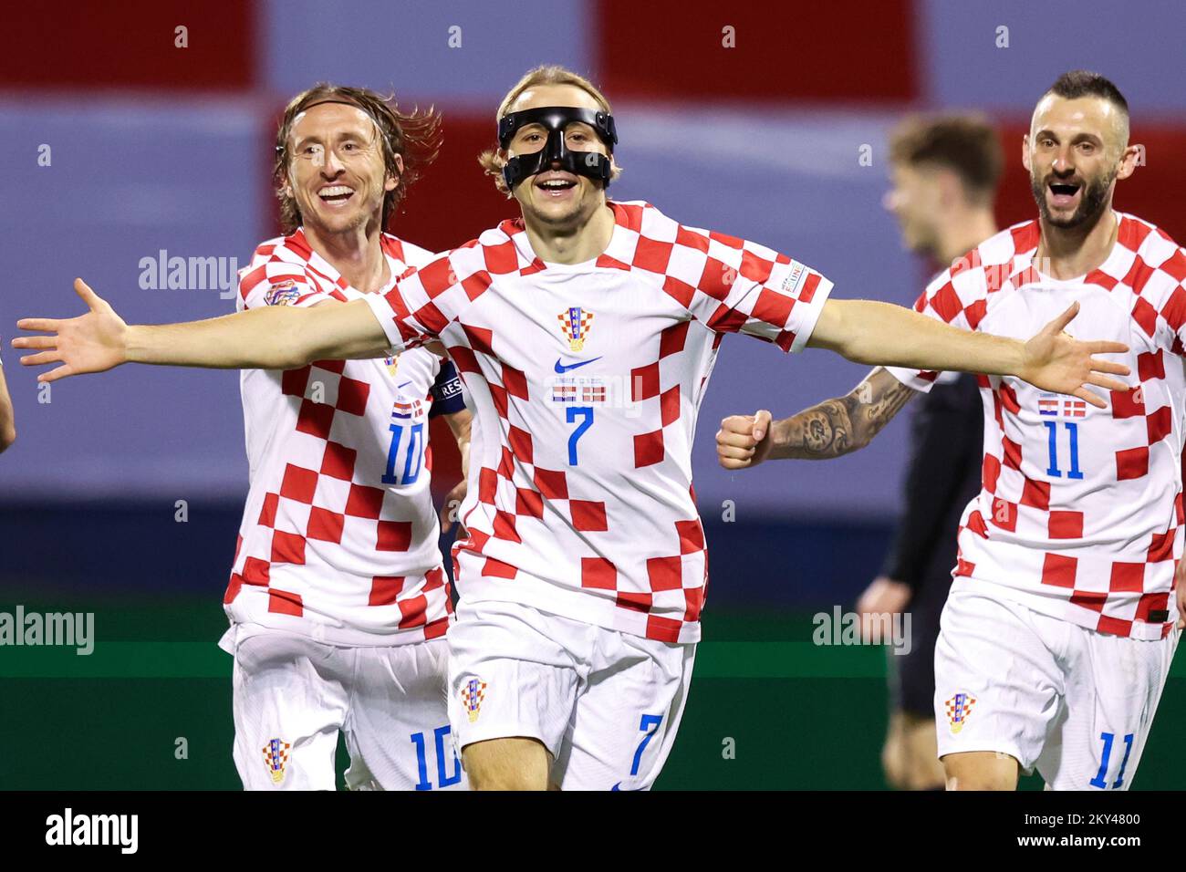 ZAGABRIA, CROAZIA - 22 SETTEMBRE: Lovro Majer di Croazia festeggia con i compagni di squadra Luka Modric e Marcelo Brozovic dopo aver segnato il secondo gol del loro fianco durante la UEFA Nations League Una partita di gruppo 1 tra Croazia e Danimarca allo Stadion Maksimir il 22 settembre 2022 a Zagabria, Croazia. Foto: Goran Stanzl/PIXSELL Foto Stock