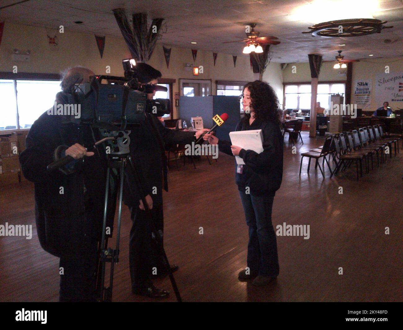 Sheepshead Bay, N.Y., 15 gennaio 2013 Samantha Shokin è intervistato da Russian Television International presso il centro di ripristino di emergenza di Sheepshead Bay. Samantha è uno specialista di relazioni con i media che si specializza nel raggiungere il pubblico russo colpito da disastri. L'uragano Sandy di New York. Fotografie relative a disastri e programmi, attività e funzionari di gestione delle emergenze Foto Stock