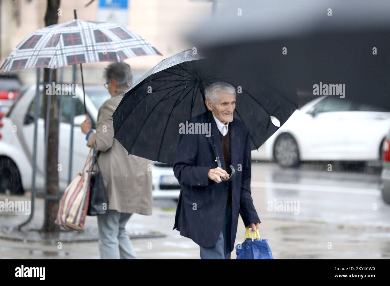 La gente è vista andare a lavorare su una mattina piovosa ed errands di funzionamento intorno alla città. La pioggia che da stasera sta precipita a Zagabria, anche se non quasi come a Fiume, sta creando grandi folle e problemi, a Zagabria, in Croazia, il 29 settembre 2022. Foto: Patrik Macek/PIXSELL Foto Stock