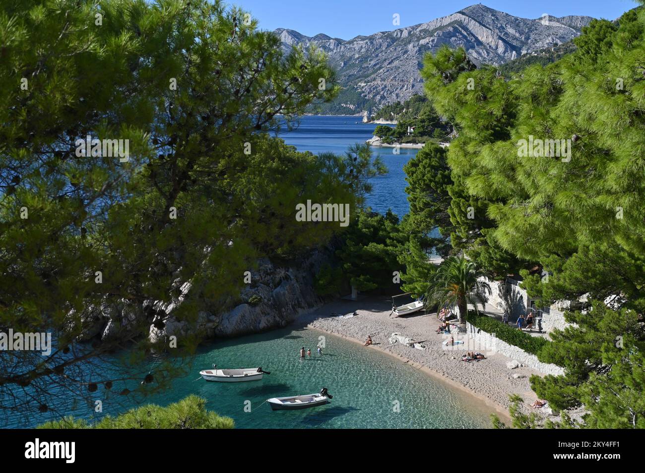 Foto scattata il 3 ottobre 2022 mostra spiaggia Podrace a Brela, Croazia. La spiaggia di Podrace è una delle spiagge più fotografate della Croazia. Foto: Matko Begovic/HaloPix/PIXSELL Foto Stock