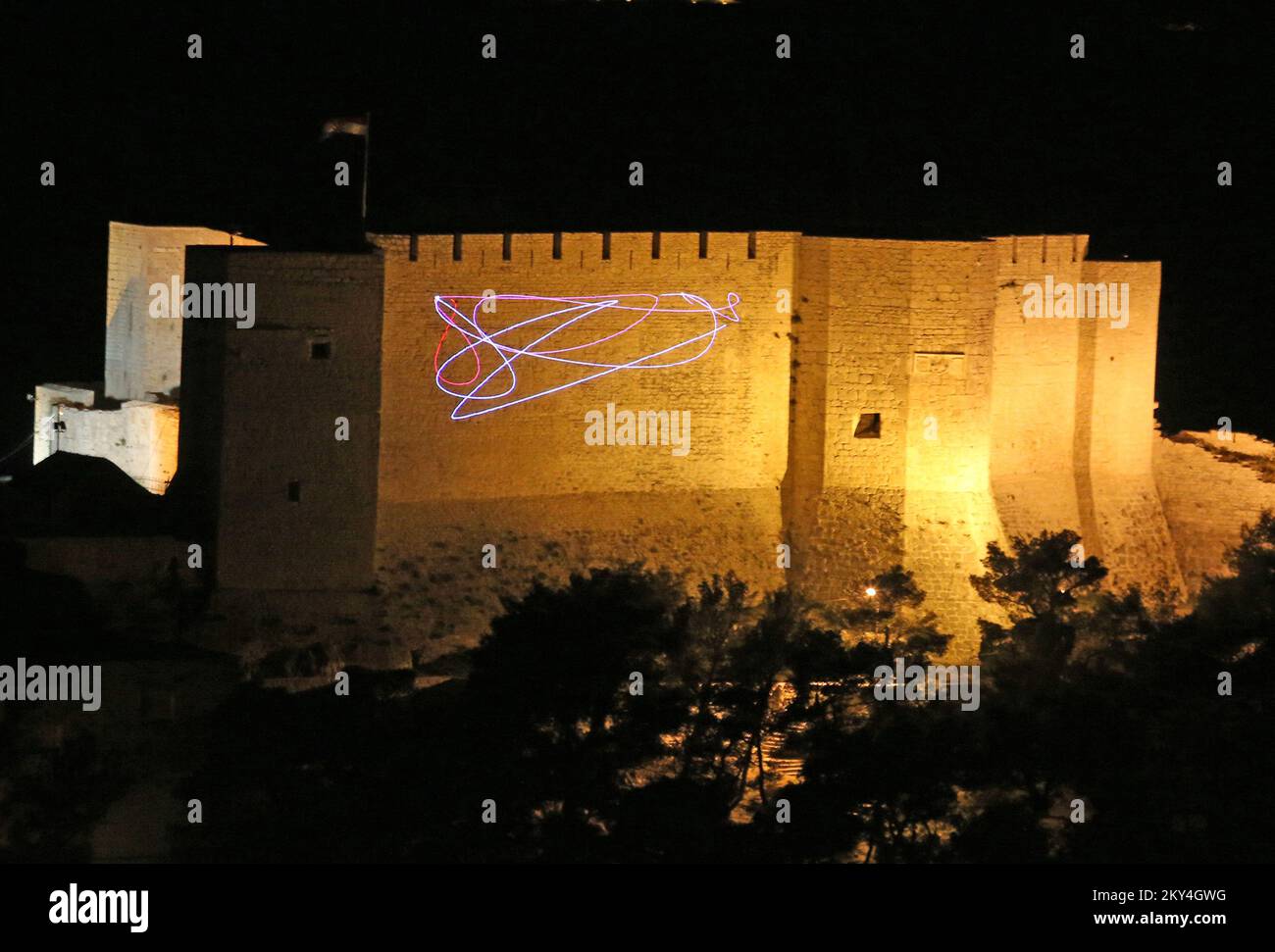 Foto scattata il 04 ottobre 2022 mostra la proiezione laser sulla Fortezza di San Michele davanti al festival internazionale Vector Hack dedicato alla grafica vettoriale analogica sperimentale, in Croazia Sibenik. Foto: Dusko Jaramaz/PIXSELL Foto Stock