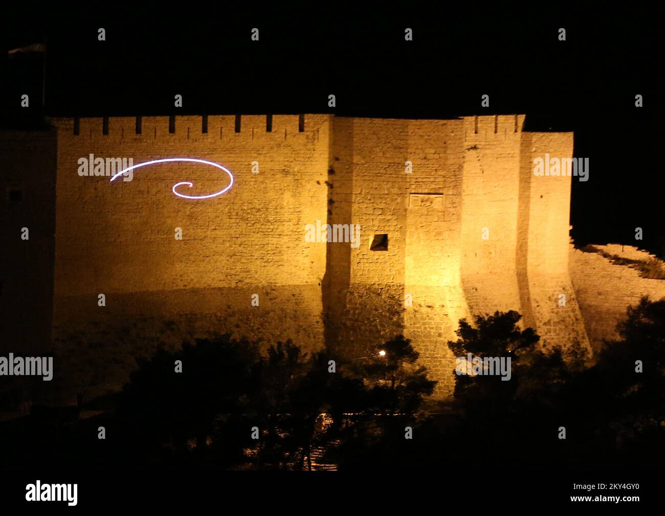 Foto scattata il 04 ottobre 2022 mostra la proiezione laser sulla Fortezza di San Michele davanti al festival internazionale Vector Hack dedicato alla grafica vettoriale analogica sperimentale, in Croazia Sibenik. Foto: Dusko Jaramaz/PIXSELL Foto Stock