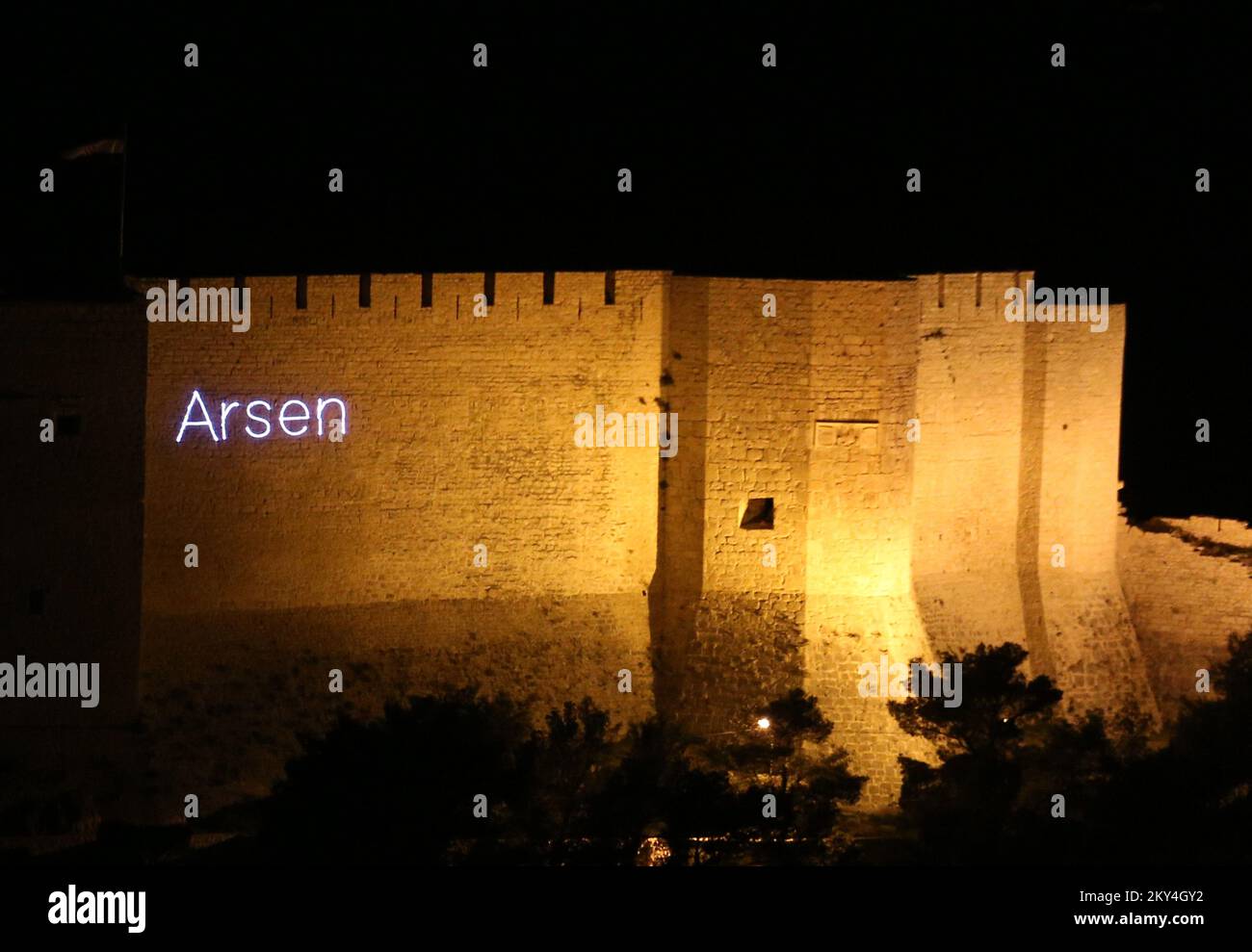 Foto scattata il 04 ottobre 2022 mostra la proiezione laser sulla Fortezza di San Michele davanti al festival internazionale Vector Hack dedicato alla grafica vettoriale analogica sperimentale, in Croazia Sibenik. Foto: Dusko Jaramaz/PIXSELL Foto Stock