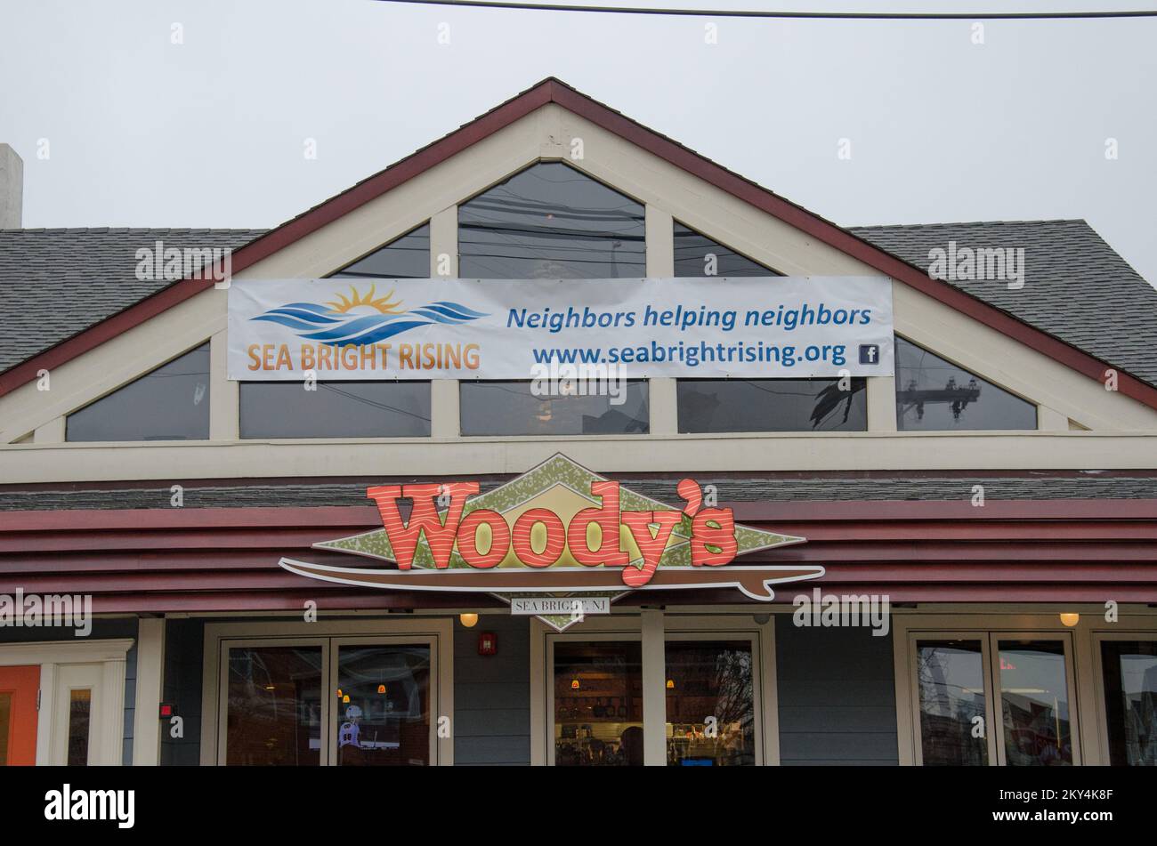 Sea Bright, N.J., 25 gennaio 2013 le aziende sono aperte e gli sforzi di recupero in Sea Bright continuano tre mesi dopo che l'uragano Sandy ha danneggiato gran parte di questa città costiera. Il proprietario di questo ristorante ha organizzato pasti gratuiti per centinaia di persone ogni giorno per settimane presso il reparto antincendio, mentre sono state effettuate riparazioni alla sua azienda. New Jersey Hurricane Sandy. Fotografie relative a disastri e programmi, attività e funzionari di gestione delle emergenze Foto Stock