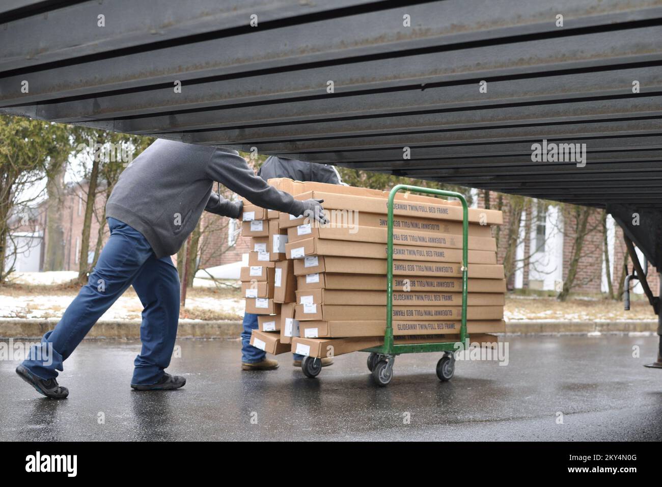 Monmouth County, N.J., 28 gennaio 2013 i telai dei letti sono stati distribuiti alle unità abitative di Fort Monmouth che sono in preparazione per i sopravvissuti sfollati dell'uragano Sandy. Il programma di alloggi diretti amministrato dalla FEMA è solo un tipo di assistenza a disposizione di coloro che hanno esigenze abitative a lungo termine. New Jersey Hurricane Sandy. Fotografie relative a disastri e programmi, attività e funzionari di gestione delle emergenze Foto Stock Monmouth County, N.J., 28 gennaio 2013 i telai dei letti sono stati distribuiti alle unità abitative di Fort Monmouth che sono in preparazione per i sopravvissuti sfollati dell'uragano Sandy. Il programma di alloggi diretti amministrato dalla FEMA è solo un tipo di assistenza a disposizione di coloro che hanno esigenze abitative a lungo termine. New Jersey Hurricane Sandy. Fotografie relative a disastri e programmi, attività e funzionari di gestione delle emergenze Foto Stock