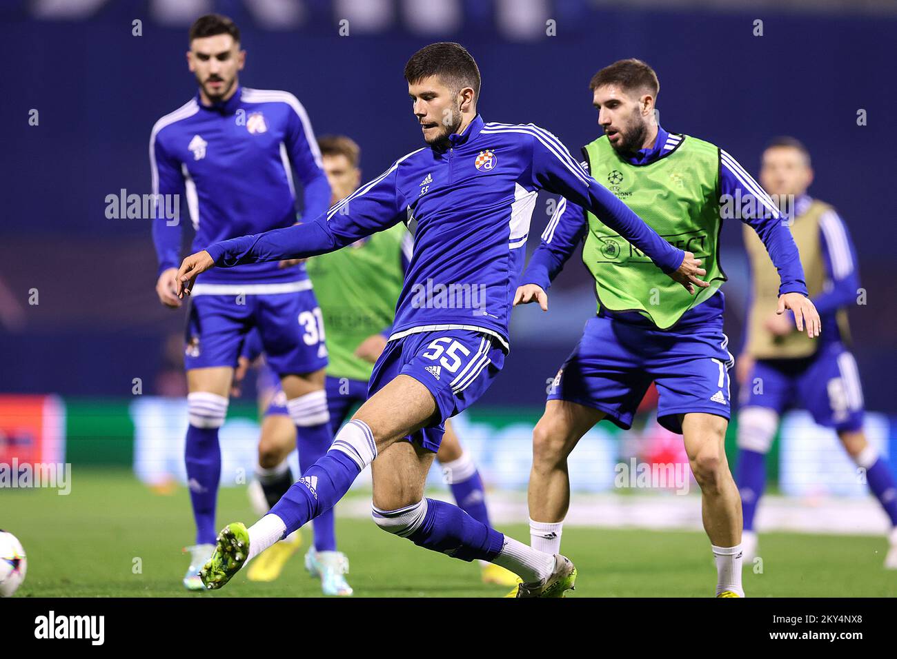 ZAGABRIA, CROAZIA - 11 OTTOBRE: Dino Peric di GNK Dinamo Zagreb durante il warm-up prima della partita di UEFA Champions League e tra Dinamo Zagreb e il FC Salzburg allo Stadion Maksimir il 11 ottobre 2022 a Zagabria, Croazia. Foto: Goran Stanzl/PIXSELL Foto Stock