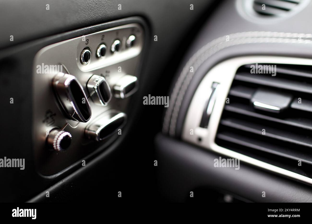 Jaguar XKR 5,0L V8 SC con capote. La nuova XKR è dotata di V8 da 5,0 litri con 510 cv. È dotato di controllo variabile di ventilazione e aspirazione, iniezione diretta del carburante e compressori Eaton, ed è il motore più avanzato, il più puro e il più potente mai realizzato da Jaguar. È collegato alla scatola del cambio automatica ZF con sei marce e il differenziale più resistente presenta un blocco attivo. Può passare da 0-100 km/h in 4,6 secondi e la velocità massima è di 250 km/h. Foto Stock