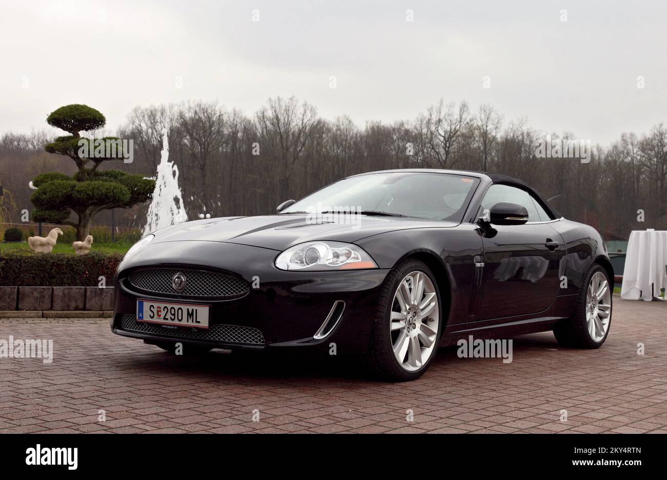 Jaguar XKR 5,0L V8 SC con capote. La nuova XKR è dotata di V8 da 5,0 litri con 510 cv. È dotato di controllo variabile di ventilazione e aspirazione, iniezione diretta del carburante e compressori Eaton, ed è il motore più avanzato, il più puro e il più potente mai realizzato da Jaguar. È collegato alla scatola del cambio automatica ZF con sei marce e il differenziale più resistente presenta un blocco attivo. Può passare da 0-100 km/h in 4,6 secondi e la velocità massima è di 250 km/h. Foto Stock