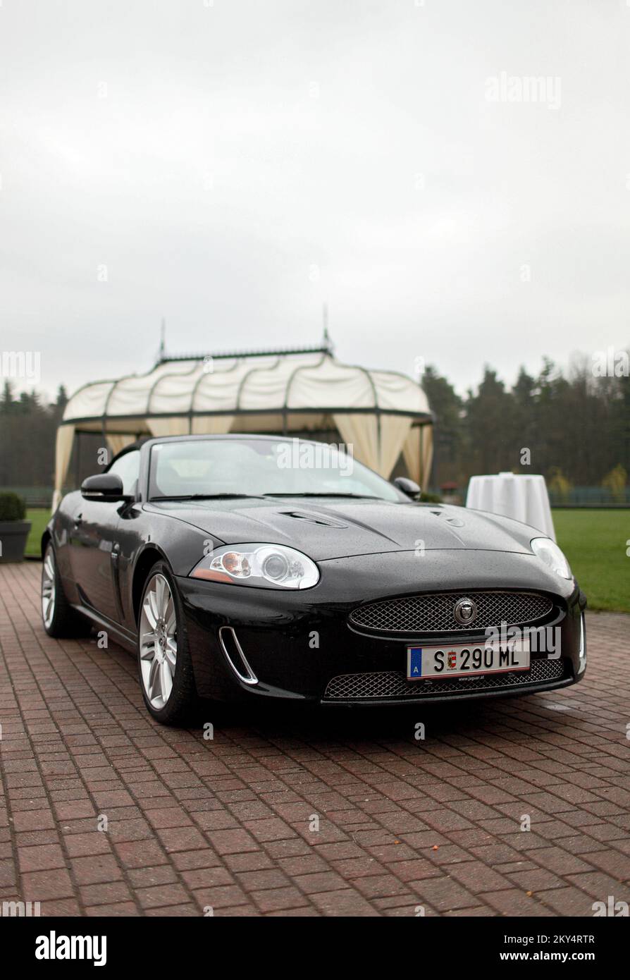 Jaguar XKR 5,0L V8 SC con capote. La nuova XKR è dotata di V8 da 5,0 litri con 510 cv. È dotato di controllo variabile di ventilazione e aspirazione, iniezione diretta del carburante e compressori Eaton, ed è il motore più avanzato, il più puro e il più potente mai realizzato da Jaguar. È collegato alla scatola del cambio automatica ZF con sei marce e il differenziale più resistente presenta un blocco attivo. Può passare da 0-100 km/h in 4,6 secondi e la velocità massima è di 250 km/h. Foto Stock