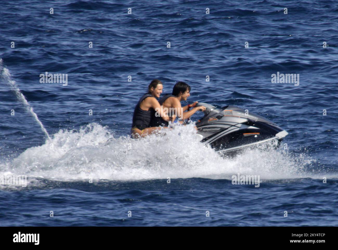 Hrvoje Cale di Trabzonspor con la sua ragazza godetevi un viaggio in moto d'acqua Foto Stock
