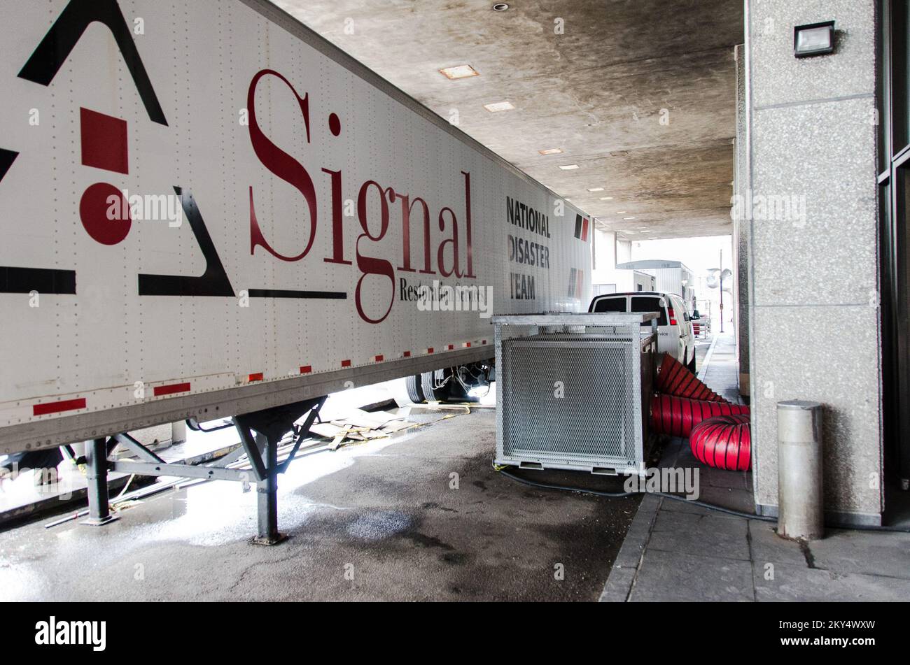 New York, N.Y., 31 gennaio 2013 i lavoratori continuano a riparare il Bellevue Hospital dopo che è stato evacuato a causa di alluvioni da parte dell'uragano Sandy. Bellevue ha sviluppato strategie di mitigazione che possono ridurre al minimo il rischio di danni e interruzioni delle operazioni ospedaliere in caso di disastri futuri. La sabbia ha inondato i piani inferiori dell'ospedale con milioni di galloni d'acqua che danneggiavano i sistemi elettrici, le apparecchiature mediche, le pompe per carburante e acqua e le infrastrutture informatiche. K.C.WILSEY/FEMA. L'uragano Sandy di New York. Fotografie relative alle catastrofi e ai programmi di gestione delle emergenze, Foto Stock