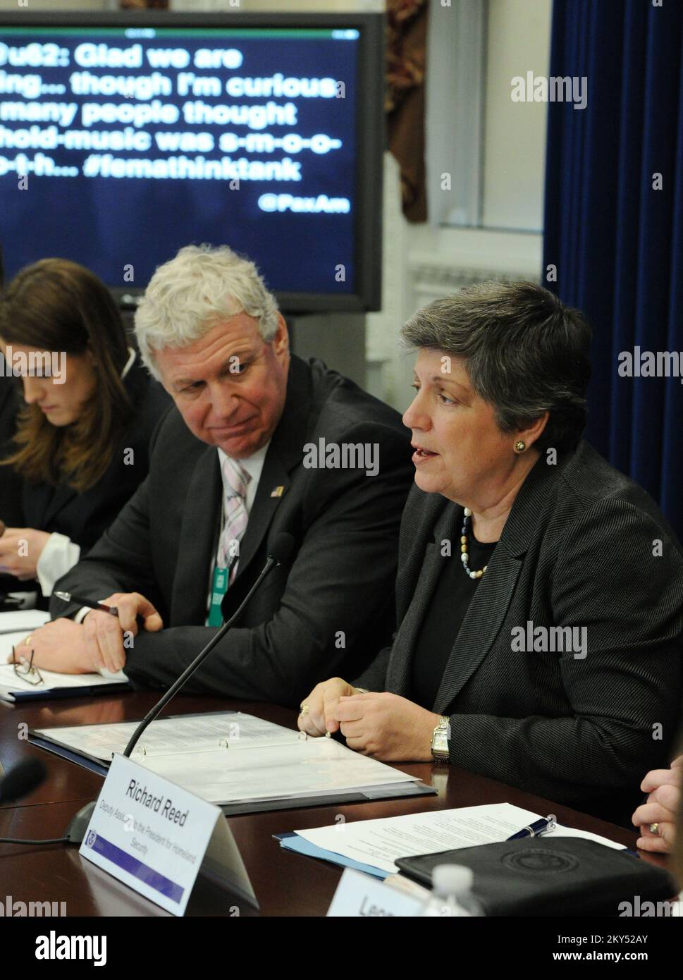 Washington, D.C., 6 febbraio 2013 Dipartimento per la sicurezza interna, Segretario Napolitano, destra e Vice Amministratore FEMA Rich Serino, sinistra, partecipano a una FEMA Thnk Tank Conference tenutasi presso il vecchio edificio della Casa Bianca per discutere soluzioni innovative nella gestione delle emergenze, In particolare nella risposta all'uragano Sandy. Il gruppo è un gruppo multisettoriale, interfunzionale con la missione di lavorare con tutta la comunità: Organizzazioni governative, non profit e internazionali, gruppi di volontariato, imprese e cittadini interessati. Washington, DC, USA--Febbraio 6, 2 Foto Stock