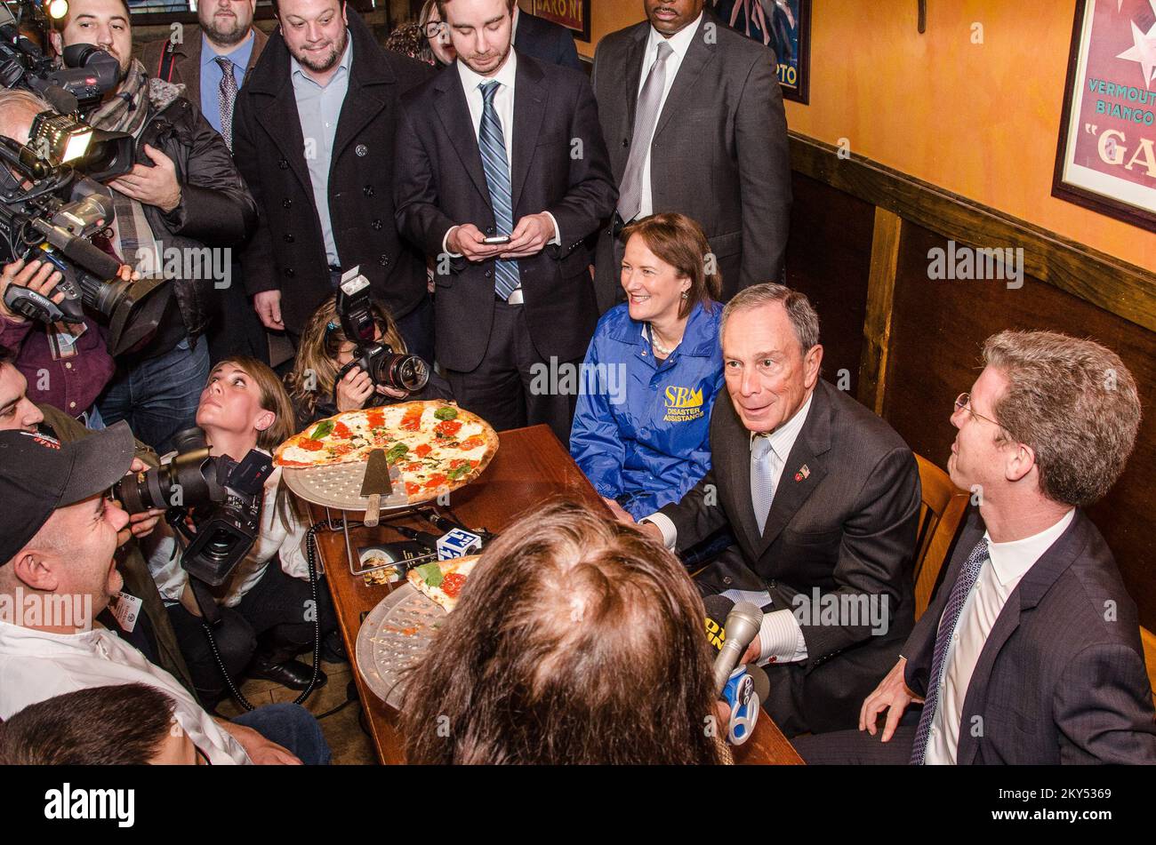 Staten Island, N.Y., 6 febbraio 2013 Amministratore della Small Business Administration (SBA) Karen G. Mills, sindaco di New York Michael Bloomberg, E il Segretario di Housing and Urban Development (HUD) Shaun Donovan, si è incontrato alla pizzeria di Goodfella a Dongan Hills, per annunciare il rilascio di ulteriori finanziamenti per aiutare i proprietari di case e i proprietari di piccole imprese nei loro sforzi di recupero. Goodfella è stata in grado di riaprire rapidamente con l'aiuto di un prestito da parte della SBA. K.C.WILSEY/FEMA. L'uragano Sandy di New York. Fotografie relative a disastri e programmi, attività e funzionari di gestione delle emergenze Foto Stock