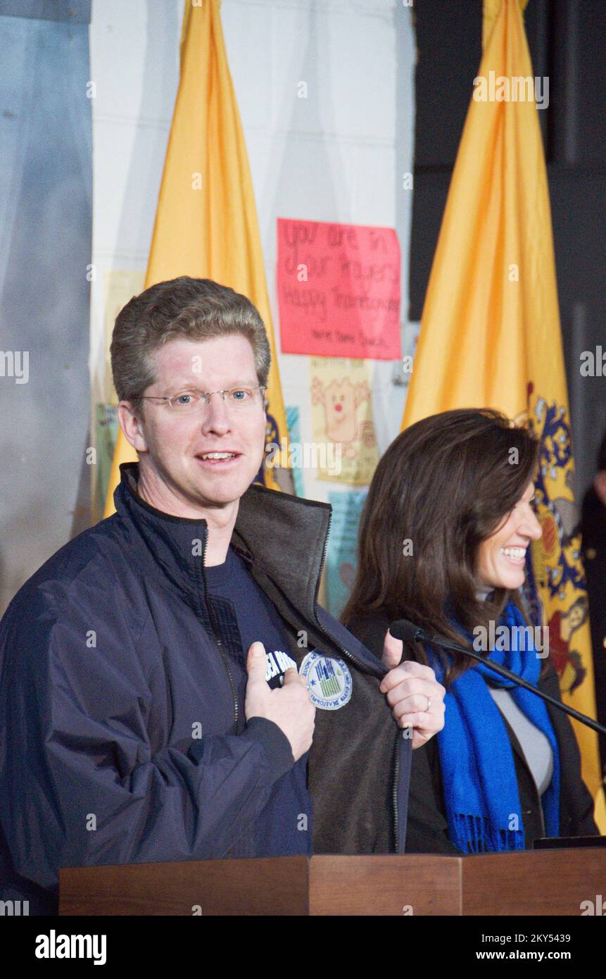 Sea Bright, N.J., 7 febbraio 2013 Stati Uniti Shaun Donovan, segretario per lo sviluppo urbano e immobiliare, mostra il suo sostegno mostrando la sua T-shirt Sea Bright e discutendo sovvenzioni e acquisti per quartieri più colpiti dagli uragani. New Jersey Hurricane Sandy. Fotografie relative a disastri e programmi, attività e funzionari di gestione delle emergenze Foto Stock Sea Bright, N.J., 7 febbraio 2013 Stati Uniti Shaun Donovan, segretario per lo sviluppo urbano e immobiliare, mostra il suo sostegno mostrando la sua T-shirt Sea Bright e discutendo sovvenzioni e acquisti per quartieri più colpiti dagli uragani. New Jersey Hurricane Sandy. Fotografie relative a disastri e programmi, attività e funzionari di gestione delle emergenze Foto Stock
