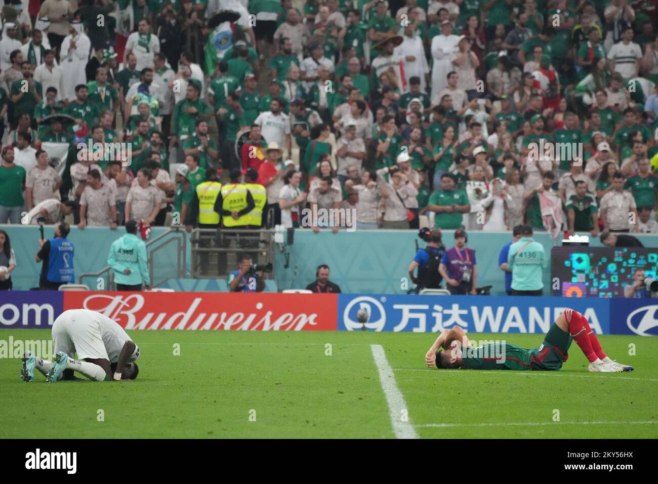 DOHA (QATAR), 11/30/2022 - COPPA DEL MONDO/ARABIA SAUDITA vs MESSICO - tristezza dei giocatori arabi e messicani per l'eliminazione di entrambe le squadre con il risultato della partita tra Arabia Saudita vs Messico, per la prima fase della Coppa del mondo Qatar/FIFA, tenutasi allo stadio di Lusail, a Doha, Questo Mercoledì (30). Foto di Alexandre Brum/AG. Telaio 31119 (Alexandre Brum/AG. Enquadrar/SPP) Credit: SPP Sport Press Photo. /Alamy Live News Foto Stock