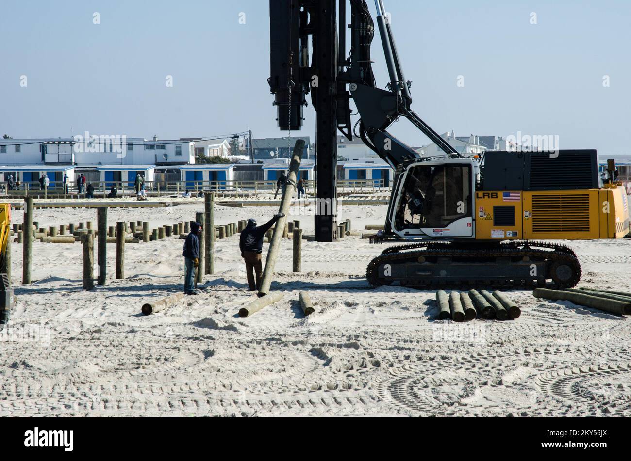 Atlantic Beach, N.Y., 15 febbraio 2013 a The Sands Atlantic Beach, vengono messe in atto delle pile per sostenere il nuovo ponte e le cabine che sostituiranno le 130 unità perse durante l'uragano Sandy. Il Club ha recentemente ricevuto un prestito dalla SBA per contribuire a finanziare il progetto. K.C.WILSEY/FEMA. L'uragano Sandy di New York. Fotografie relative a disastri e programmi, attività e funzionari di gestione delle emergenze Foto Stock