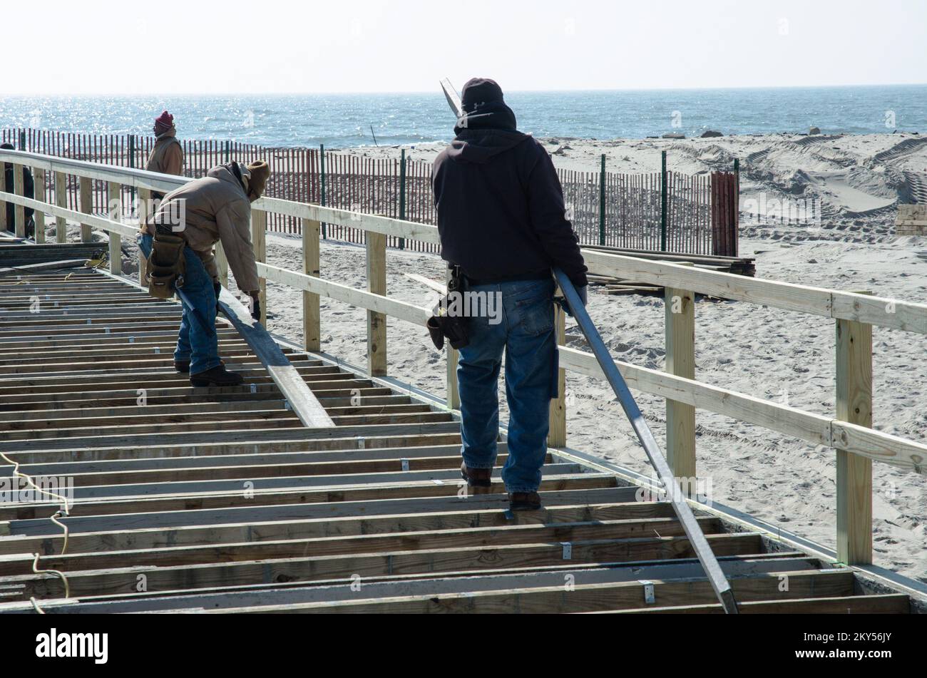 Atlantic Beach, N.Y., 15 febbraio 2013 a The Sands Atlantic Beach, i lavoratori ricostruiscono un ponte danneggiato durante l'uragano Sandy. Il Club ha recentemente ricevuto un prestito dalla SBA per contribuire a finanziare il progetto. K.C.WILSEY/FEMA. L'uragano Sandy di New York. Fotografie relative a disastri e programmi, attività e funzionari di gestione delle emergenze Foto Stock