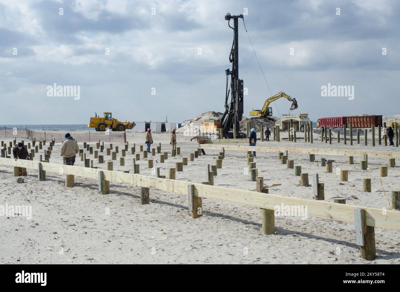 Atlantic Beach, N.Y., 20 febbraio 2013 a The Sands Atlantic Beach, i lavoratori continuano a ricostruire nonostante le temperature fredde. 130 cabanas sono state distrutte durante l'uragano Sandy. Intendono riaprire entro il fine settimana del Memorial Day. La Sands è stata recentemente approvata per un prestito dalla Small Business Administration (SBA). K.C.WILSEY/FEMA. L'uragano Sandy di New York. Fotografie relative a disastri e programmi, attività e funzionari di gestione delle emergenze Foto Stock