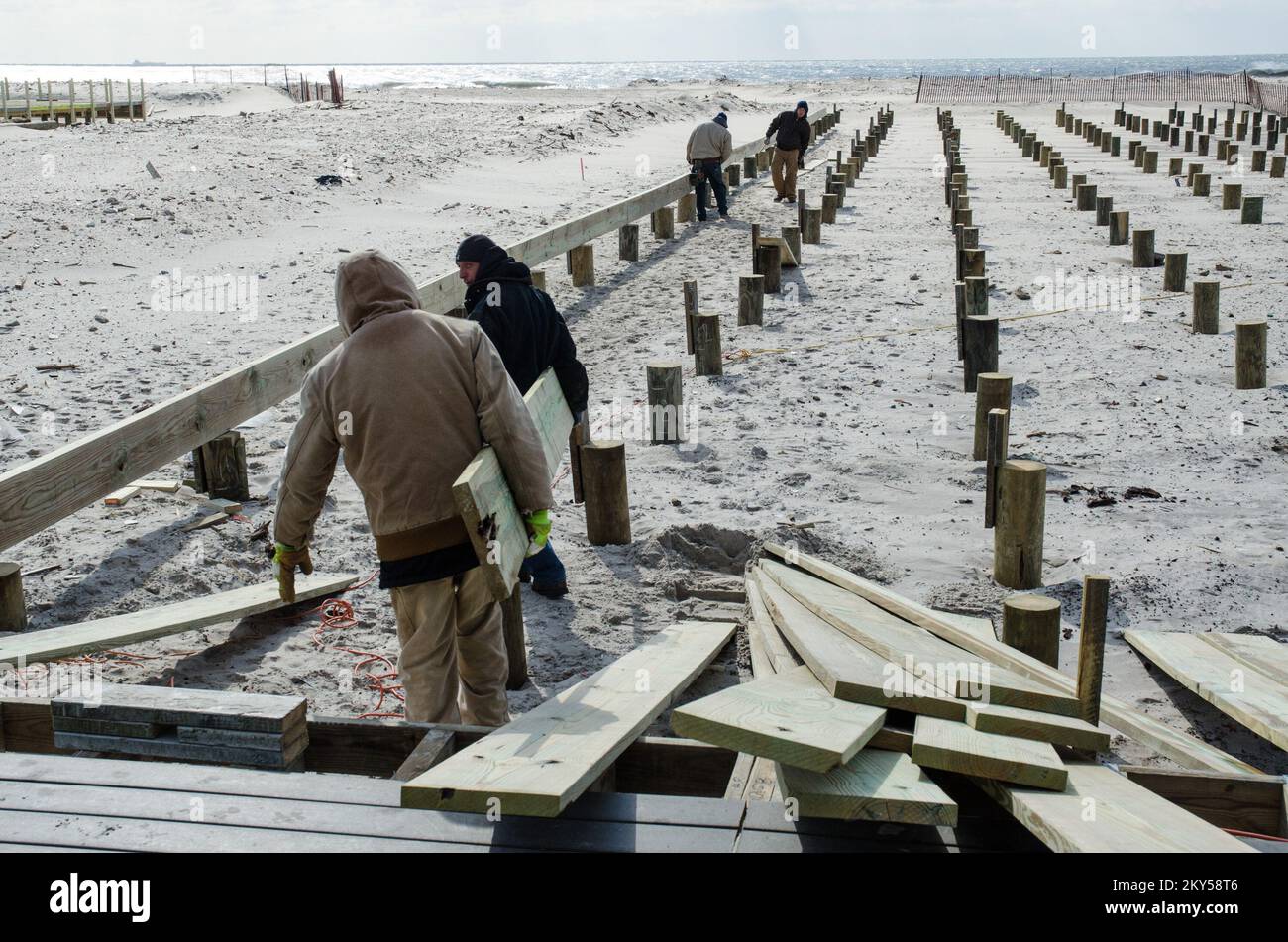 Atlantic Beach, N.Y., 20 febbraio 2013 a The Sands Atlantic Beach, i lavoratori continuano a ricostruire nonostante le temperature fredde. 130 cabanas sono state distrutte durante l'uragano Sandy. Intendono riaprire entro il fine settimana del Memorial Day. La Sands è stata recentemente approvata per un prestito dalla Small Business Administration (SBA). K.C.WILSEY/FEMA. L'uragano Sandy di New York. Fotografie relative a disastri e programmi, attività e funzionari di gestione delle emergenze Foto Stock