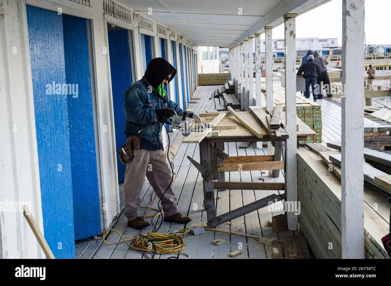 Atlantic Beach, N.Y., 20 febbraio 2013 a The Sands Atlantic Beach, i lavoratori continuano a ricostruire nonostante le temperature fredde. 130 cabanas sono state distrutte durante l'uragano Sandy. Intendono riaprire entro il fine settimana del Memorial Day. La Sands è stata recentemente approvata per un prestito dalla Small Business Administration (SBA). K.C.WILSEY/FEMA. L'uragano Sandy di New York. Fotografie relative a disastri e programmi, attività e funzionari di gestione delle emergenze Foto Stock