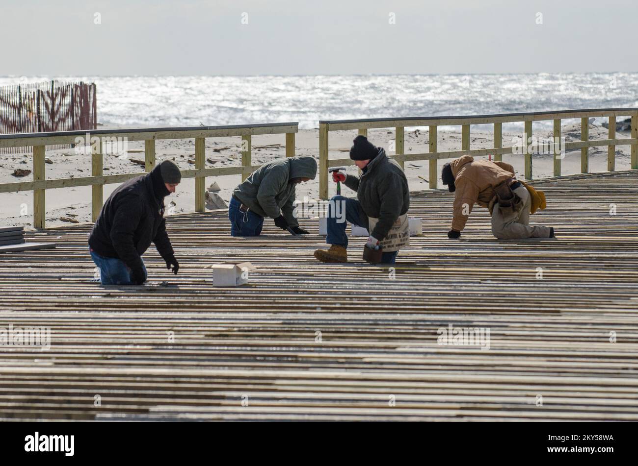 Atlantic Beach, N.Y., 20 febbraio 2013 a The Sands Atlantic Beach, i lavoratori continuano a ricostruire nonostante le temperature fredde. 130 cabanas sono state distrutte durante l'uragano Sandy. Intendono riaprire entro il fine settimana del Memorial Day. La Sands è stata recentemente approvata per un prestito dalla Small Business Administration (SBA). K.C.WILSEY/FEMA. L'uragano Sandy di New York. Fotografie relative a disastri e programmi, attività e funzionari di gestione delle emergenze Foto Stock