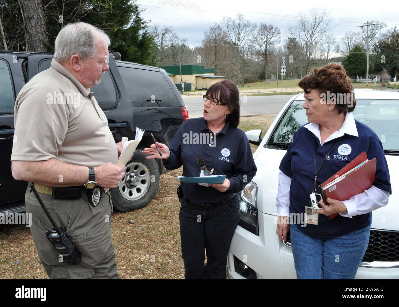 I team FEMA e state cercano i dettagli nelle contee non dichiarate. Mississippi gravi tempeste, tornado, e alluvioni. Fotografie relative a disastri e programmi, attività e funzionari di gestione delle emergenze Foto Stock