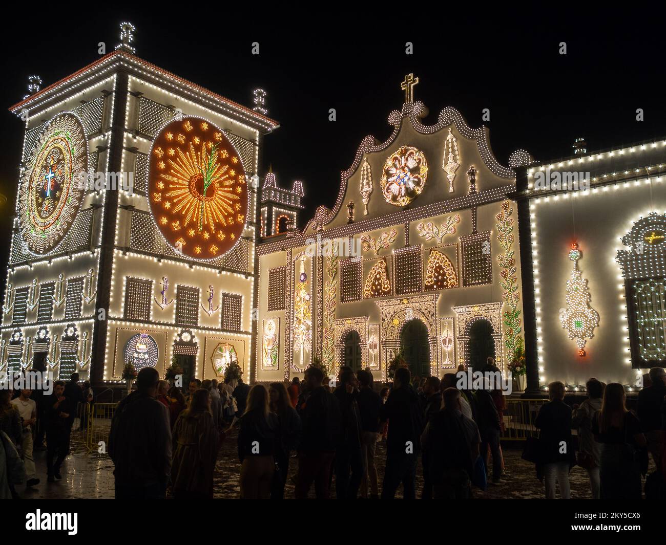Foto notturna della piazza del Convento di nostra Signora della speranza decorata con luci per i festeggiamenti di Senhor Santo Cristo dos Milagres a Ponta Delgada Foto Stock