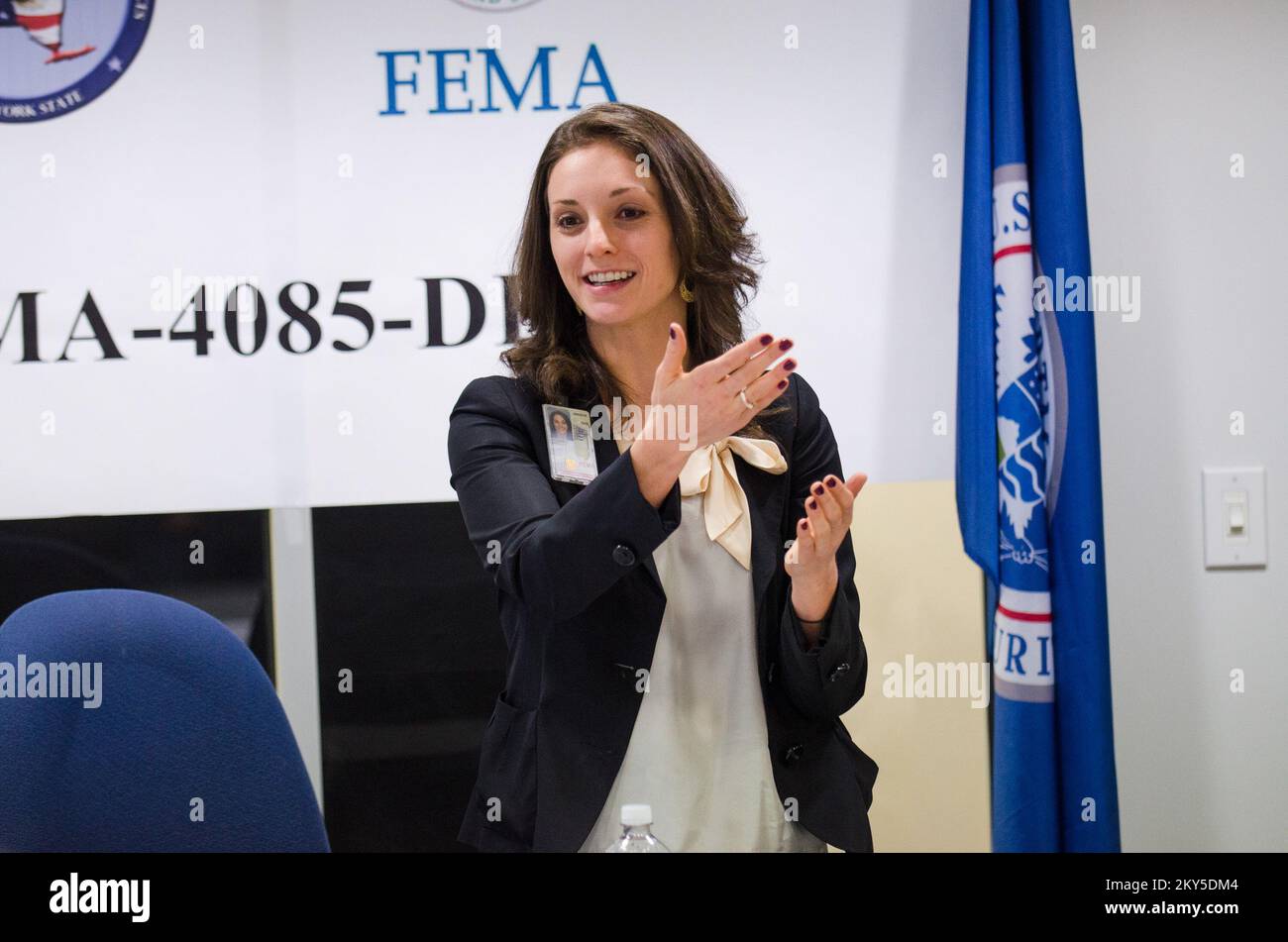 Queens, N.Y., 5 marzo 2013 la FEMA ha ospitato un team di gestione delle emergenze francese presso il JFO (Joint Field Office) di NY per informarli sulle operazioni di ripristino di emergenza per l'uragano Sandy. Jessica Steinbeck, International Visitor Coordinator, presenta una panoramica della FEMA. K.C.WILSEY/FEMA. L'uragano Sandy di New York. Fotografie relative a disastri e programmi, attività e funzionari di gestione delle emergenze Foto Stock