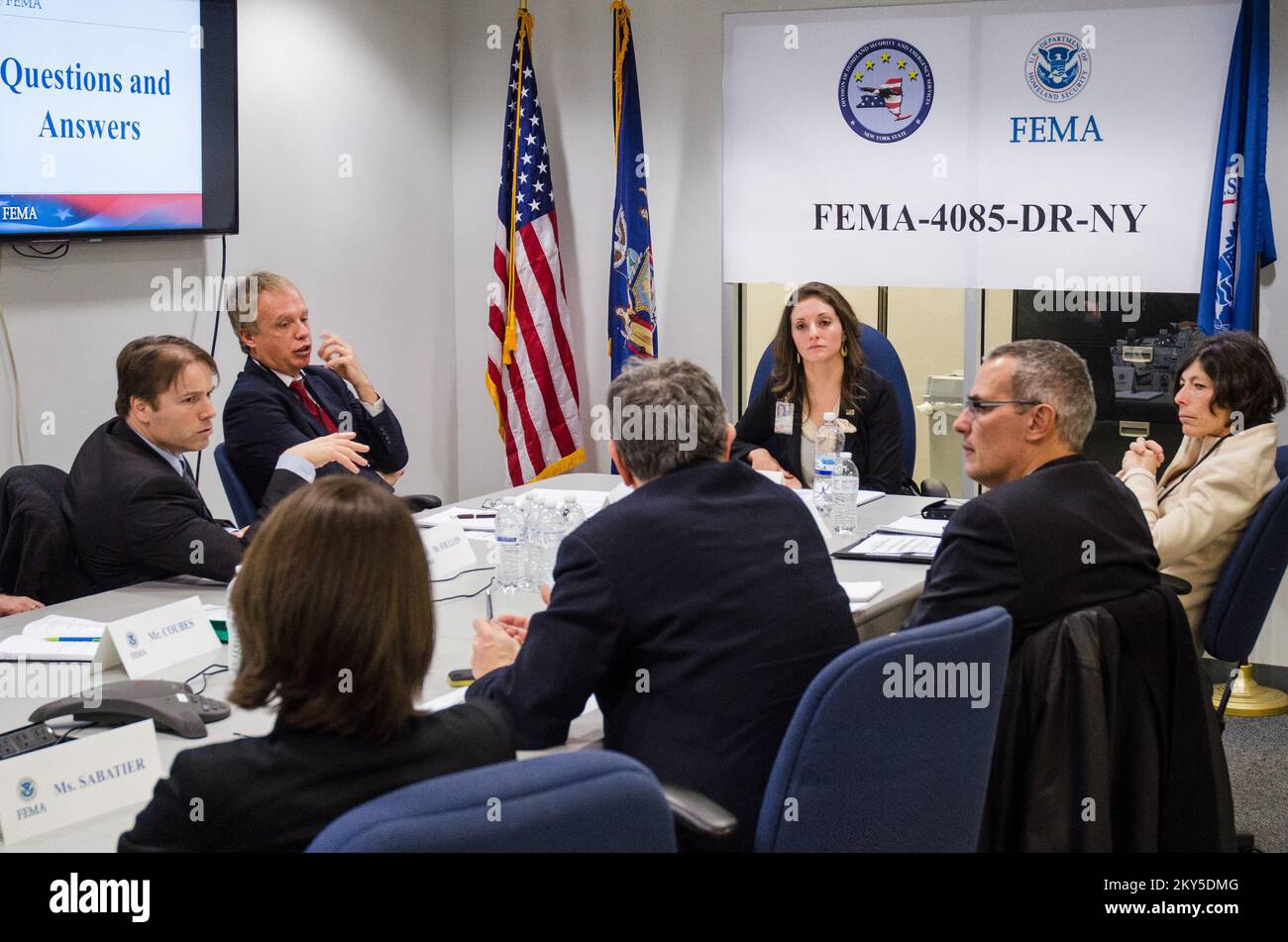 Queens, N.Y., 5 marzo 2013 la FEMA ha ospitato un team di gestione delle emergenze francese presso il JFO (Joint Field Office) di NY per informarli sulle operazioni di ripristino di emergenza per l'uragano Sandy. Jessica Steinbeck, International Visitor Coordinator, presenta una panoramica della FEMA. K.C.WILSEY/FEMA.. Fotografie relative a disastri e programmi, attività e funzionari di gestione delle emergenze Foto Stock