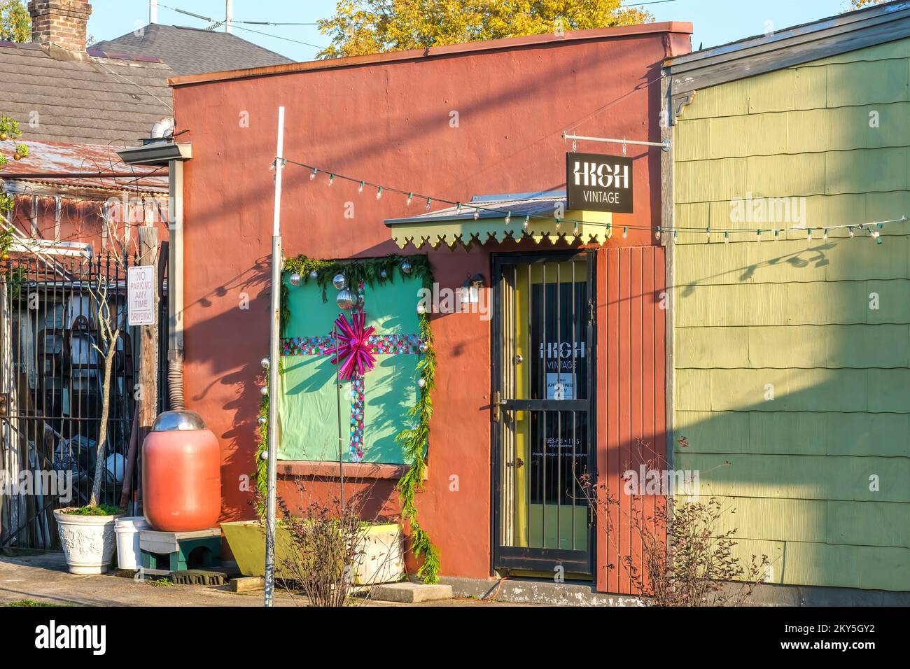 NEW ORLEANS, LA, USA - 28 NOVEMBRE 2022: Negozio di abbigliamento vintage High Vintage nel quartiere di Carrollton Foto Stock