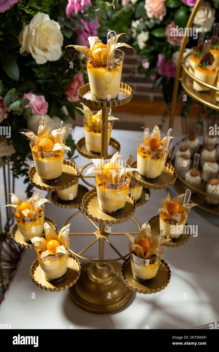 flan di mirtillo palustre del capo sul tavolo da dessert per una festa Foto Stock