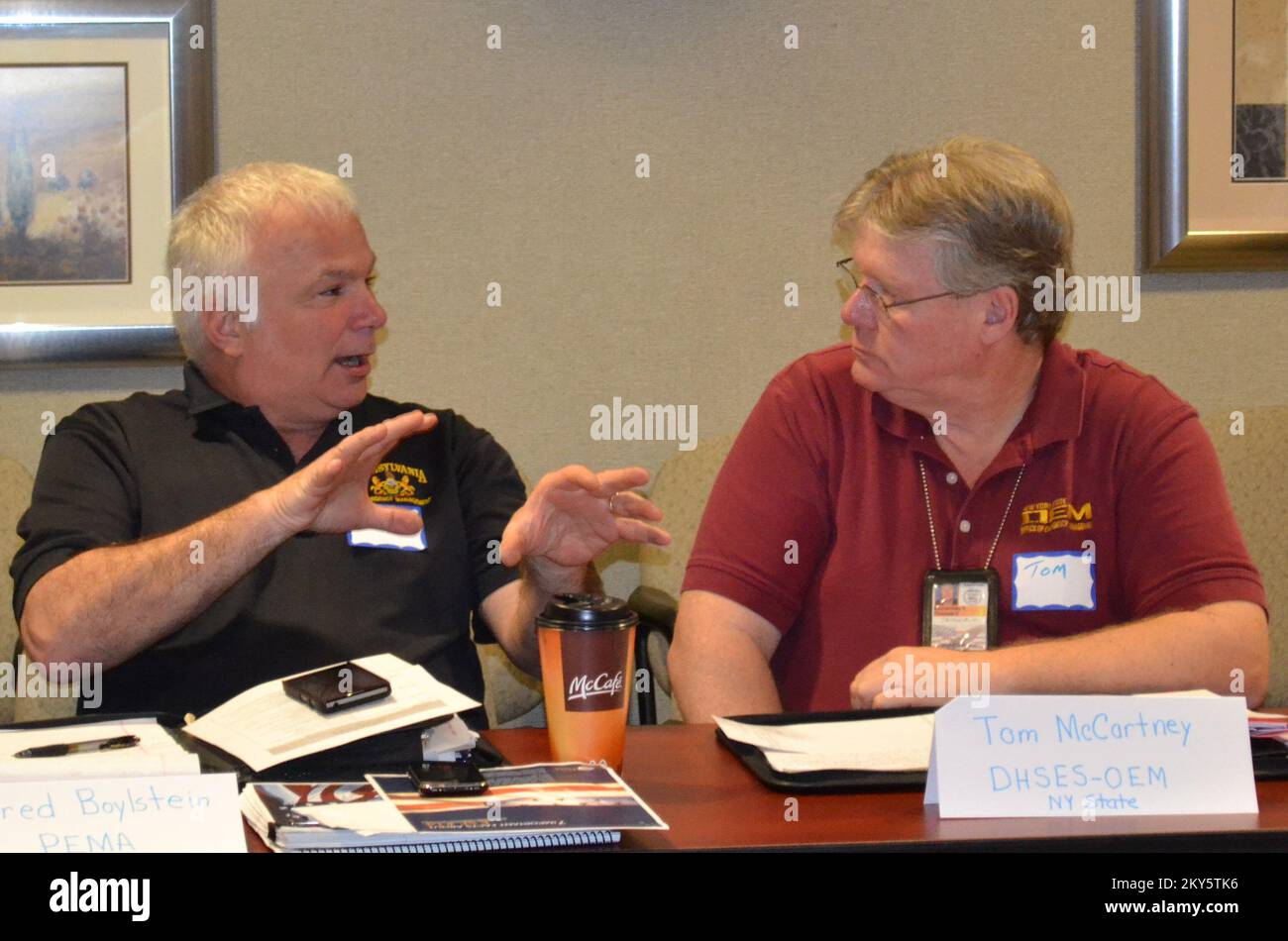 Sayre, Pa., 27 aprile 2013 Pennsylvania Emergency Management Agency Central Area Director Fred Boylstein e New York state Division of Homeland Security and Emergency Services Office of Emergency Management Region IV Director Thomas McCartney discutono di una ripresa a lungo termine della comunità dall'uragano Irene e dalla tempesta tropicale Lee. Boylstein e McCartney si sono Uniti ad altri leader della comunità durante un incontro di quattro ore per parlare di Best practice, sfide e idee per un recupero continuo. Pennsylvania uragano Irene. Fotografie relative alle catastrofi e ai programmi di gestione delle emergenze, Activit Foto Stock Sayre, Pa., 27 aprile 2013 Pennsylvania Emergency Management Agency Central Area Director Fred Boylstein e New York state Division of Homeland Security and Emergency Services Office of Emergency Management Region IV Director Thomas McCartney discutono di una ripresa a lungo termine della comunità dall'uragano Irene e dalla tempesta tropicale Lee. Boylstein e McCartney si sono Uniti ad altri leader della comunità durante un incontro di quattro ore per parlare di Best practice, sfide e idee per un recupero continuo. Pennsylvania uragano Irene. Fotografie relative alle catastrofi e ai programmi di gestione delle emergenze, Activit Foto Stock