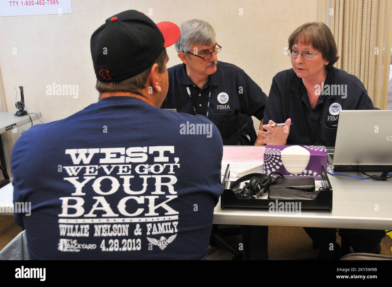 West, Texas, 4 maggio 2013 Clyde Brown Jr. E marcia Sayler, specialisti di servizi richiedenti dell'Agenzia federale per la gestione delle emergenze, assistono un residente locale colpito dalla recente esplosione di impianti di fertilizzanti. La FEMA collabora con partner locali, statali e federali per aiutare gli sforzi di recupero. Norman Lenburg/FEMA.. Fotografie relative a disastri e programmi, attività e funzionari di gestione delle emergenze Foto Stock