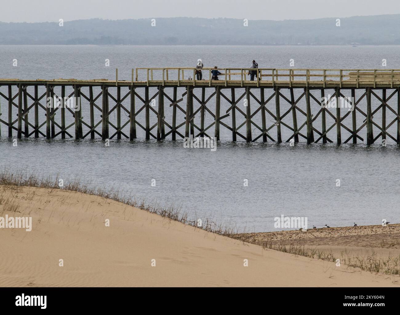 Keansburg, N.J., 15 maggio 2013 Un equipaggio di costruzione ricostruisce e sostituisce sezioni del molo di pesca del parco divertimenti di Keansburg danneggiate dall'uragano Sandy. Anche se il parco è parzialmente aperto mentre le riparazioni continuano, il molo di pesca dovrebbe essere pronto per il pubblico entro il Memorial Day. New Jersey Hurricane Sandy. Fotografie relative a disastri e programmi, attività e funzionari di gestione delle emergenze Foto Stock