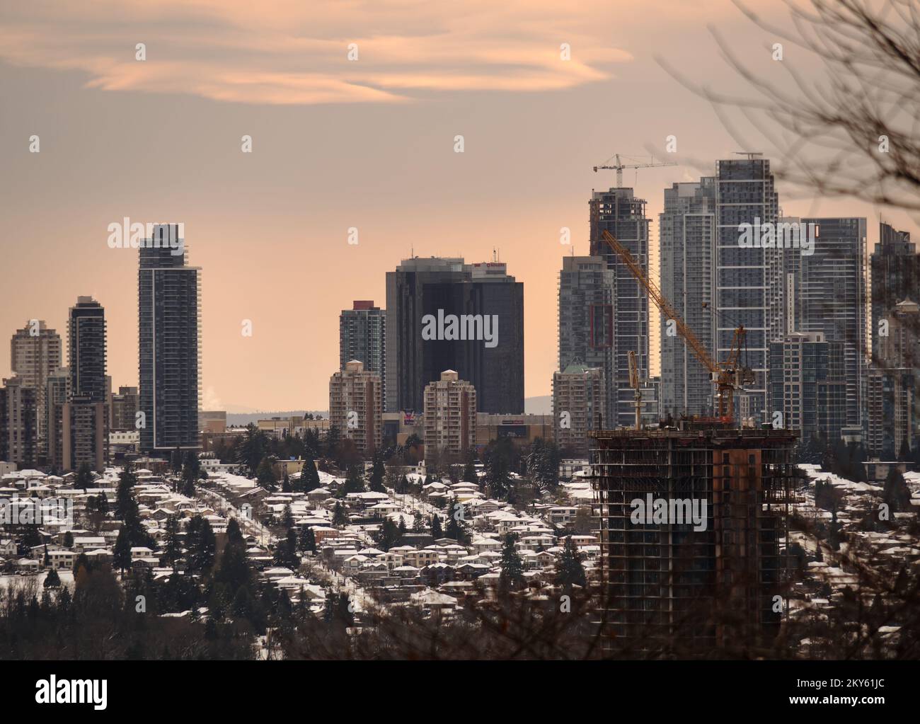 Tramonto sullo skyline invernale di Burnaby, British Columbia, Canada nel novembre 2022 Foto Stock