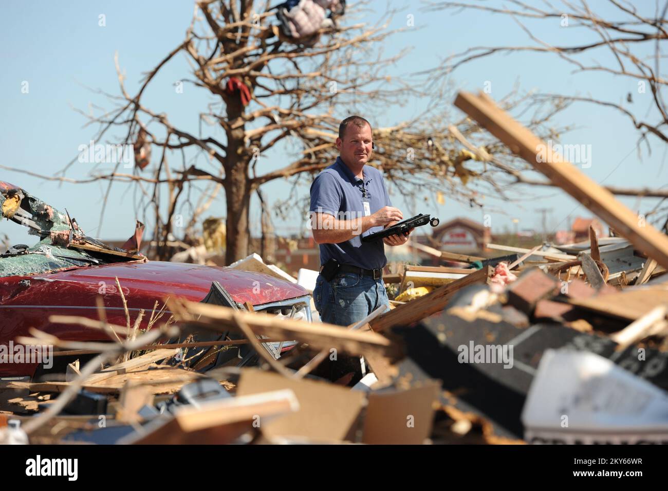 Oklahoma City, Okla., 23 maggio 2013 l'ispettore della FEMA David Kerr, ispeziona una casa che è stata colpita dal recente tornado il 20 maggio 2013. I residenti colpiti dal tornado sono incoraggiati a registrarsi alla FEMA. Oklahoma City, OK, 23 maggio 2013--l'ispettore di FEMA David Kerr, ispeziona una casa che è stata colpita dal recente tornado il 20 maggio 2013.. Fotografie relative a disastri e programmi, attività e funzionari di gestione delle emergenze Foto Stock