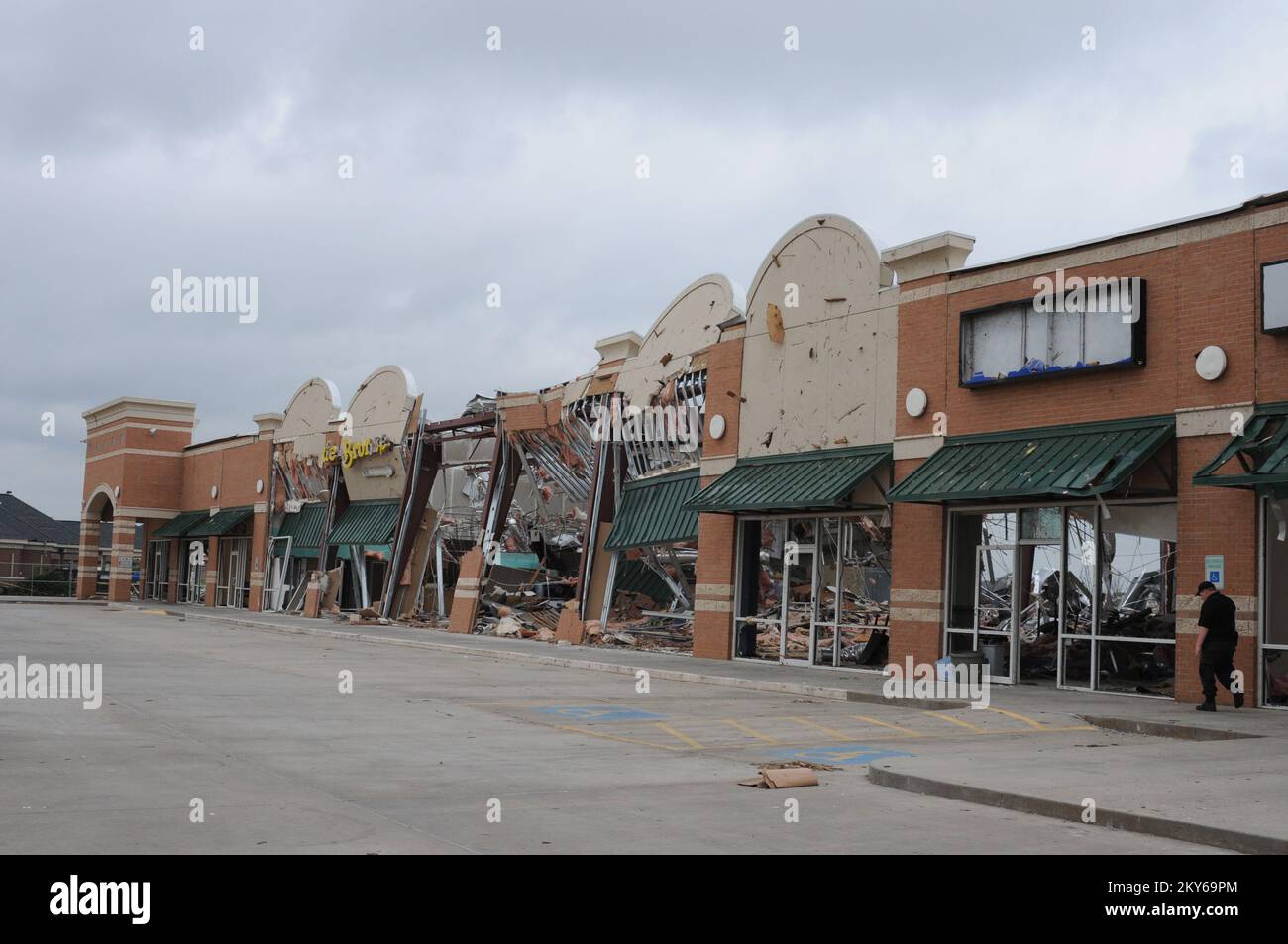 Strip Mall danneggiato da maggio 20 Tornado.. Fotografie relative a disastri e programmi, attività e funzionari di gestione delle emergenze Foto Stock
