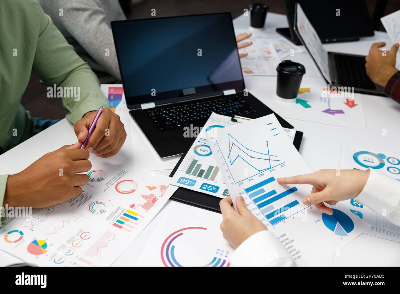 Brainstorming progetto creativo lavoro di squadra, primo piano delle mani del team di sviluppatori di app per telefono cellulare riunione sul layout prototipo dello schermo per smartphone Foto Stock