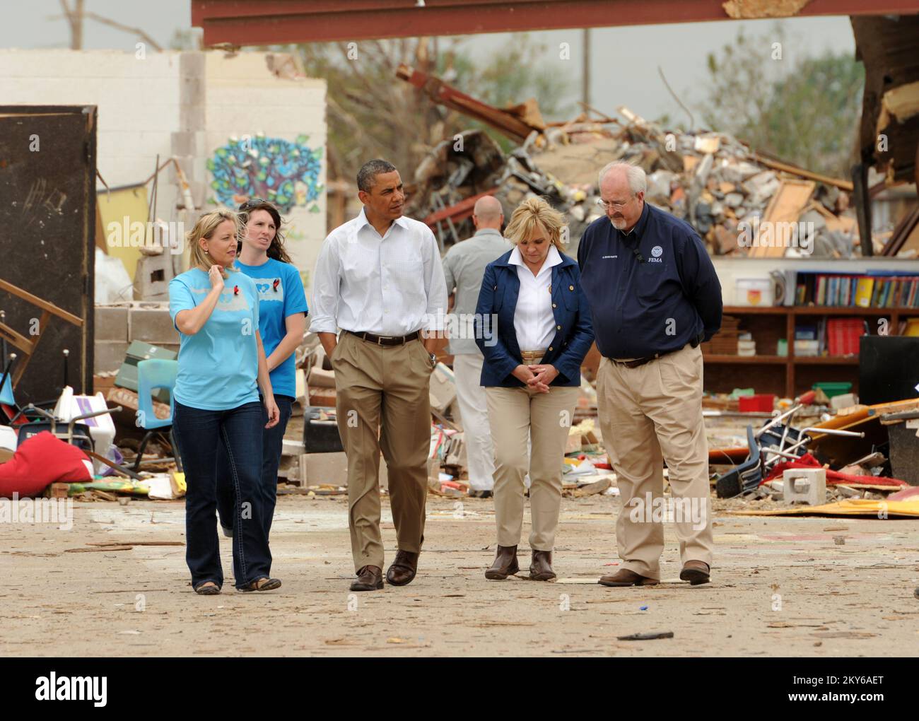 Moore, 26 maggio 2013 il presidente Barack Obama, centro, tours Plaza Towers Elementary School con il principal Amy Simpson, a sinistra, l'amministratore della FEMA Craig Fugate, a destra, il governatore Mary Fallin, secondo da destra, e il principal Briarwood Shelley Jaques McMillian, secondo da sinistra. Obama è stato Unito da funzionari locali, statali e federali per esaminare i danni causati dal recente tornado del F5. Moore, OK, 26 maggio 2013--il presidente Barack Obama, il centro tours Plaza Towers Elementary School con il principale Amy Simpson, a sinistra,, l'amministratore della FEMA Craig Fugate, a destra, il governatore Mary Fallin, secondo da destra A. Foto Stock