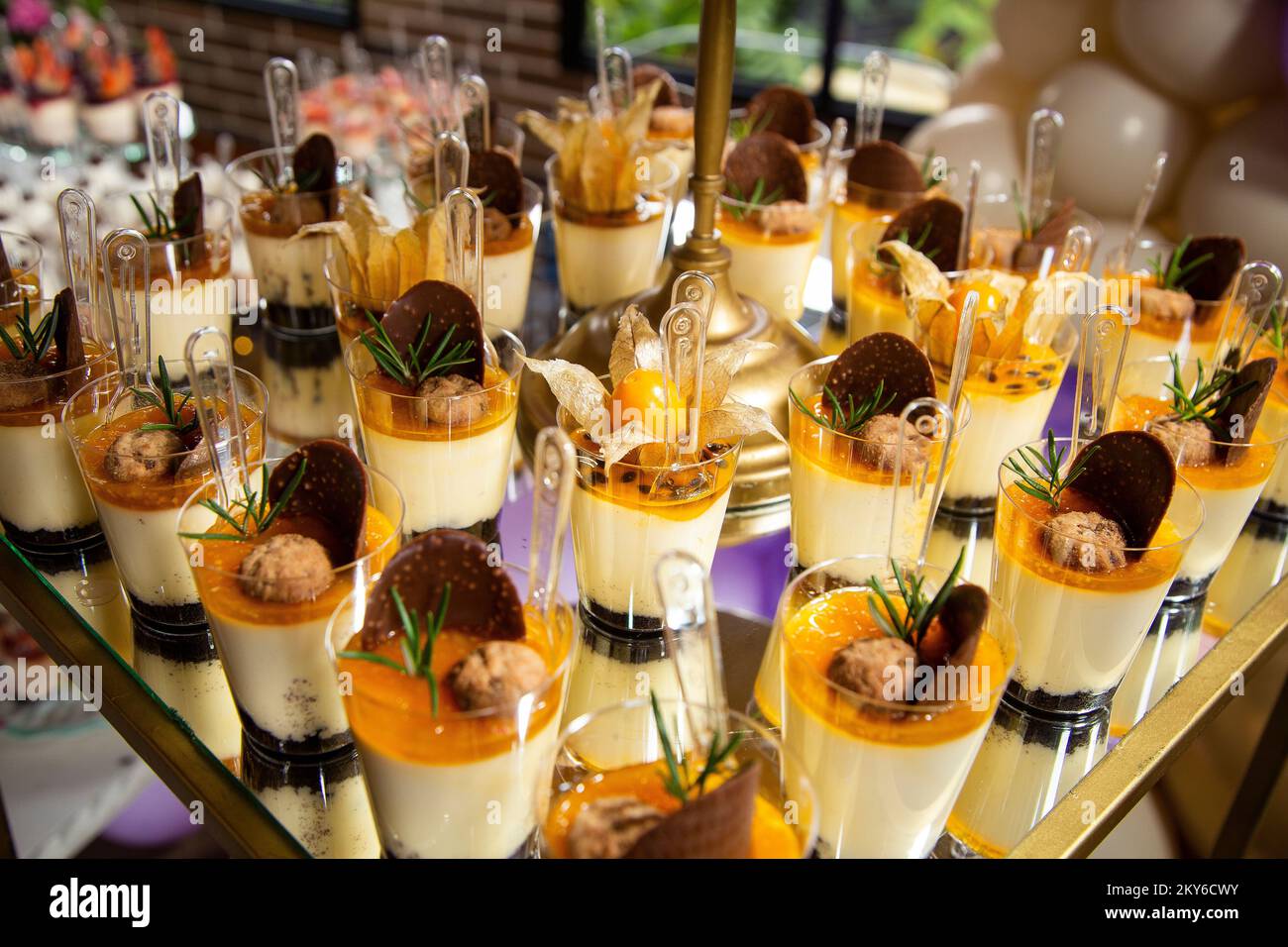 Mousse di frutta gialla sul tavolo da dessert per una festa - frutto della passione e uva di capo Foto Stock