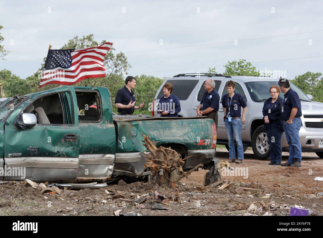 Bethel Acres, 30 maggio 2013 Christian Van Alstyne, capo della filiale della FEMA Operations, fornisce un briefing al Coordinatore federale Sandy Coachman e al Coordinatore statale Michelann Ooten sui danni arrecati a Steelman Estates vicino a Shawnee, Oklahoma, e sui progressi degli sforzi di ripulitura in corso. Richard Krikava/FEMA.. Fotografie relative a disastri e programmi, attività e funzionari di gestione delle emergenze Foto Stock