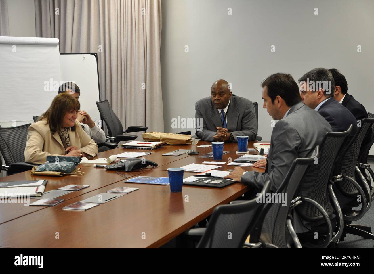 M., 4 giugno 2013 il Vice Soprintendente Vilma Milmoe si impegna in dialogo con i Professori dell'Università tecnica di Istanbul. Fotografie relative a disastri e programmi, attività e funzionari di gestione delle emergenze Foto Stock