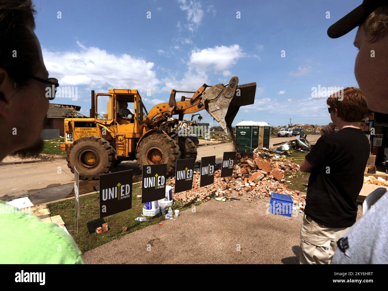 Moore, Okla., 5 giugno 2013 i mattoni della Plaza Towers Elementary School sono scaricati per un progetto di arti curative. Il progetto fa parte di (SPERANZA) raisers è un gruppo di individui, imprese e cause che si preoccupano della comunità da tutto il paese. Insieme usano il loro tempo, talento e tesori per creare coinvolgimento della comunità e suscita qualche speranza. Moore, OK, 5 giugno 2013 - i mattoni della scuola elementare di Plaza Towers sono scaricati per un progetto di arti curative. Il progetto fa parte di raisers è un gruppo di individui, imprese e cause che si preoccupano della comunità da tutto il paese. Da a. Foto Stock