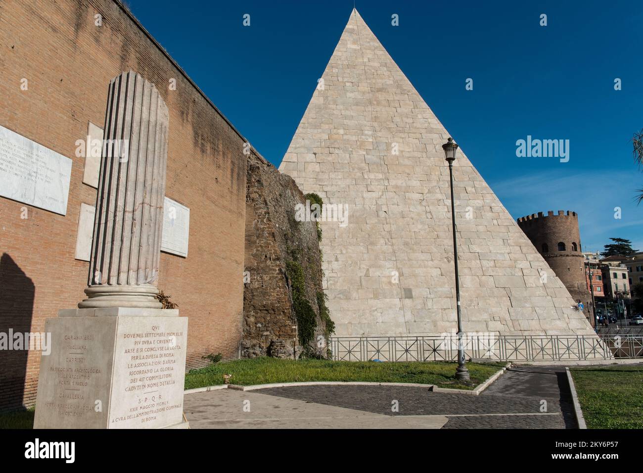 Roma, Italia, Italia. 30th Nov 2022. Un particolare della Piramide di Cestio (Piramide Cestia) a Roma, una piramide romana di 2.000 anni nella capitale italiana, piramide, che fu costruita nel 18-12 a.C. come tomba di un ricco romano, Gaio Cestio. La piramide è ricoperta di marmo di Carrara e fu costruita dopo la conquista dell'Egitto da parte di Roma nel 31 a.C., che iniziò una tendenza per l'antico Egitto. La camera di sepoltura affrescata di 23 metri quadri, nel cuore della piramide, fu sigillata al momento della sua costruzione, ma fu saccheggiata nel Medioevo. (Credit Image: © Andrea Ronchini/Pacific Press via ZUMA Press Wire) Foto Stock